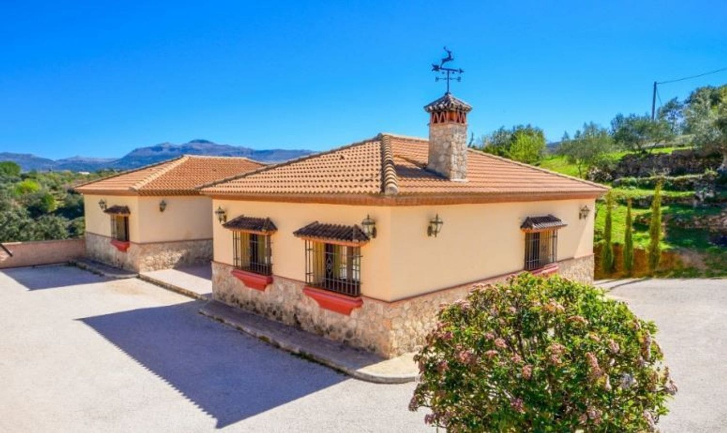 4 soveværelse Finca/Landehus til salg i Ronda med swimmingpool garage - € 692.000 (Ref: 7601238)