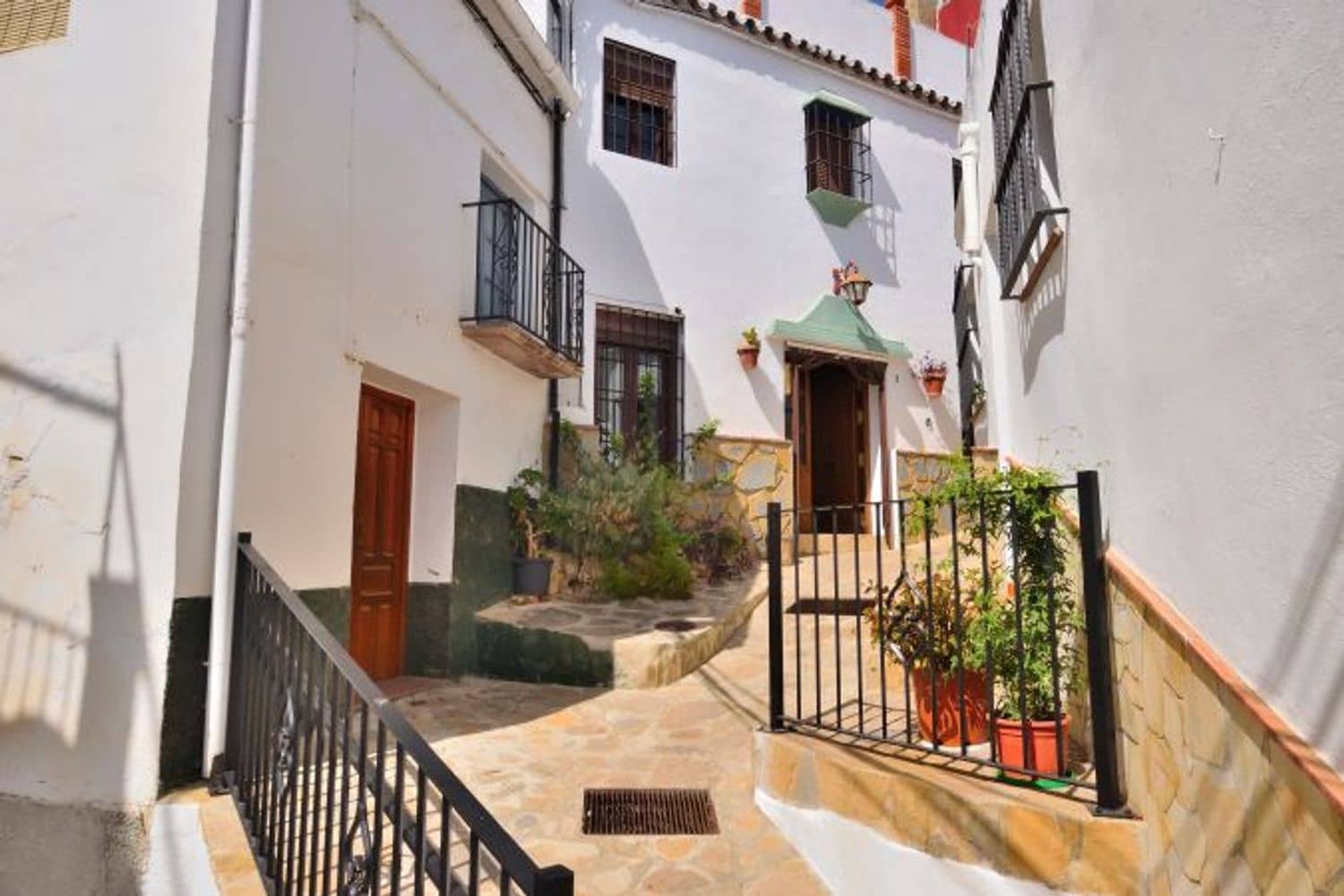 5 bedroom Townhouse for sale in Benaojan with garage - € 275,000 (Ref: 8531496)