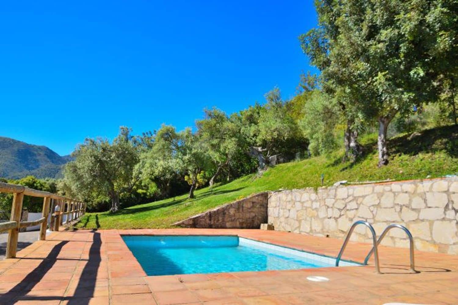 5 soveværelse Finca/Landehus til salg i Zahara de la Sierra med swimmingpool garage - € 470.000 (Ref: 9016743)