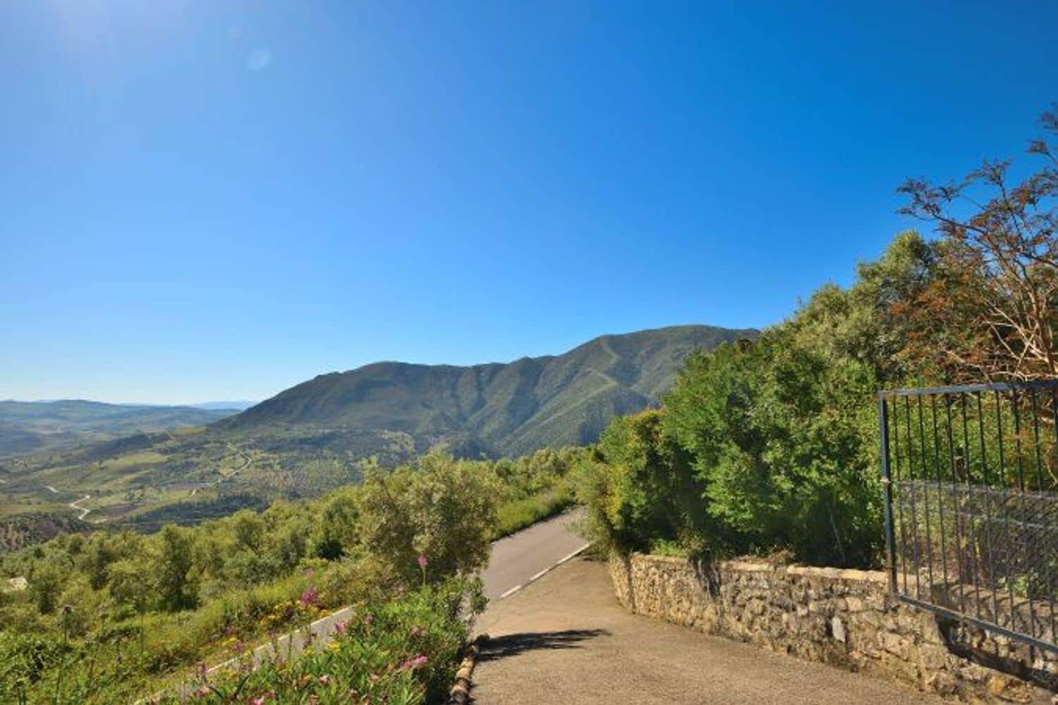 5 soveværelse Finca/Landehus til salg i Zahara de la Sierra med swimmingpool garage - € 470.000 (Ref: 9016743)