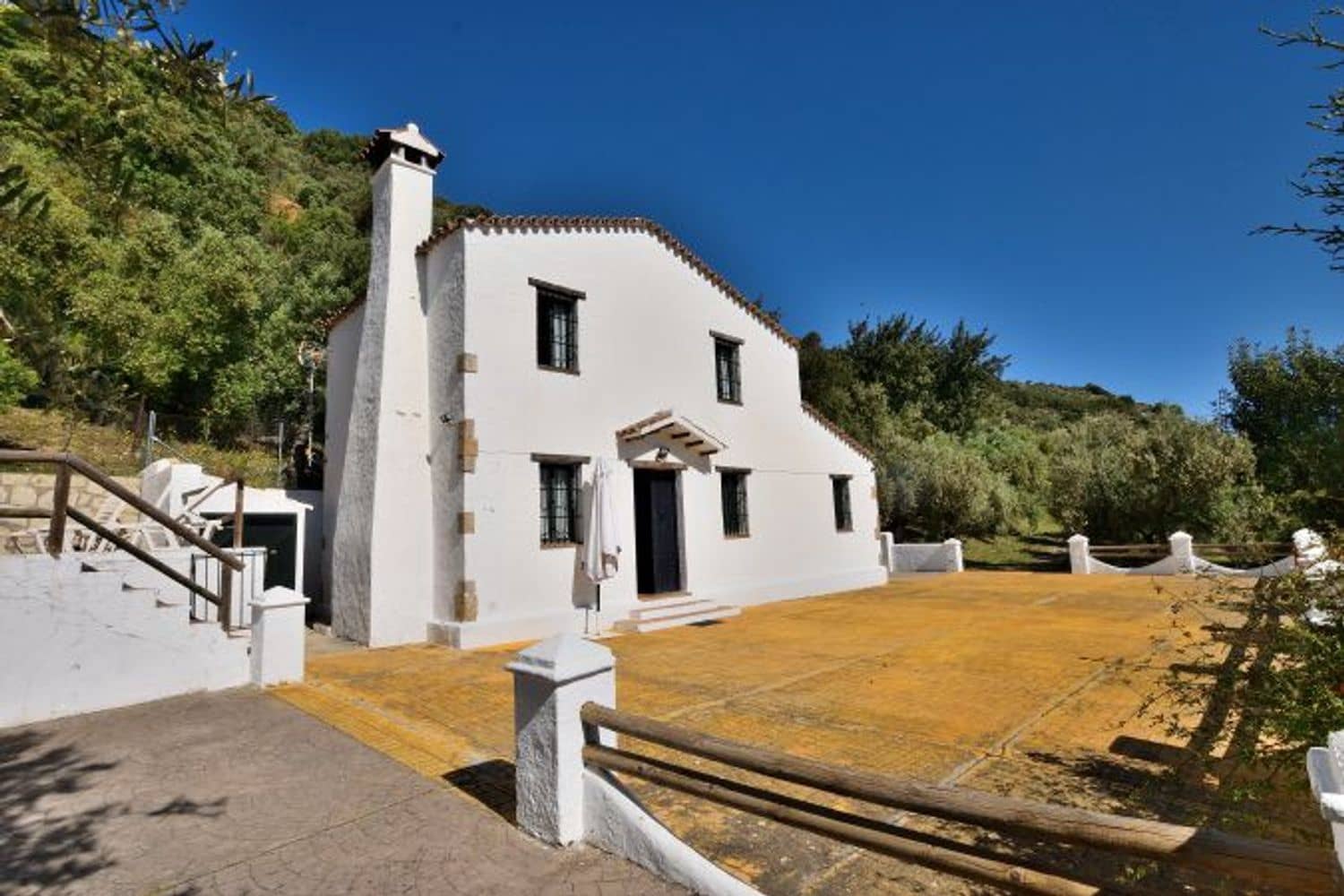 5 soveværelse Finca/Landehus til salg i Zahara de la Sierra med swimmingpool garage - € 470.000 (Ref: 9016743)