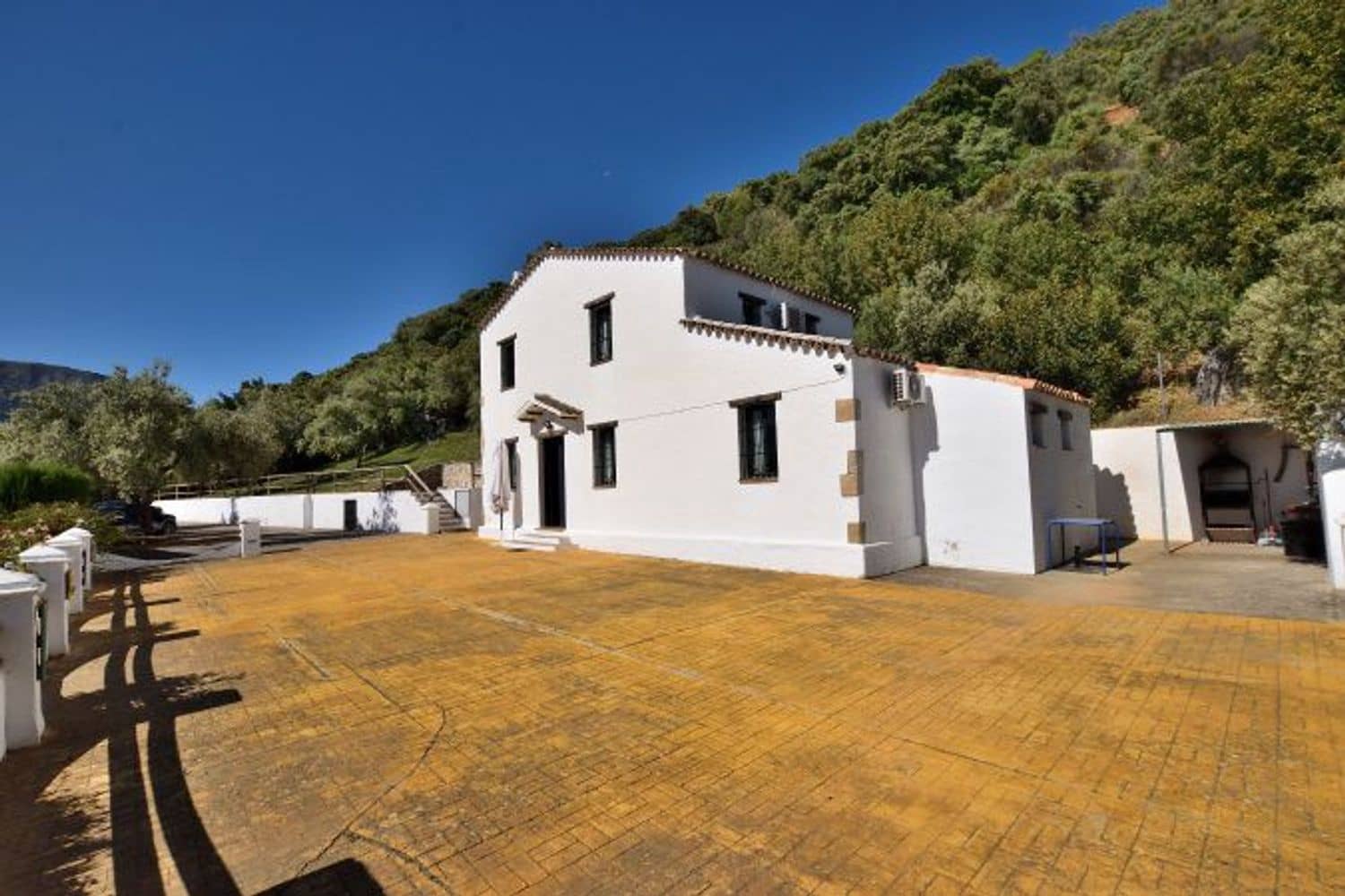 5 soveværelse Finca/Landehus til salg i Zahara de la Sierra med swimmingpool garage - € 470.000 (Ref: 9016743)