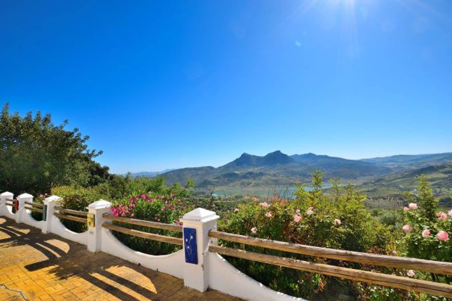 5 soveværelse Finca/Landehus til salg i Zahara de la Sierra med swimmingpool garage - € 470.000 (Ref: 9016743)