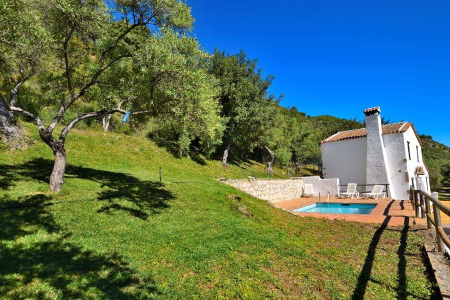 5 soveværelse Finca/Landehus til salg i Zahara de la Sierra med swimmingpool garage - € 470.000 (Ref: 9016743)