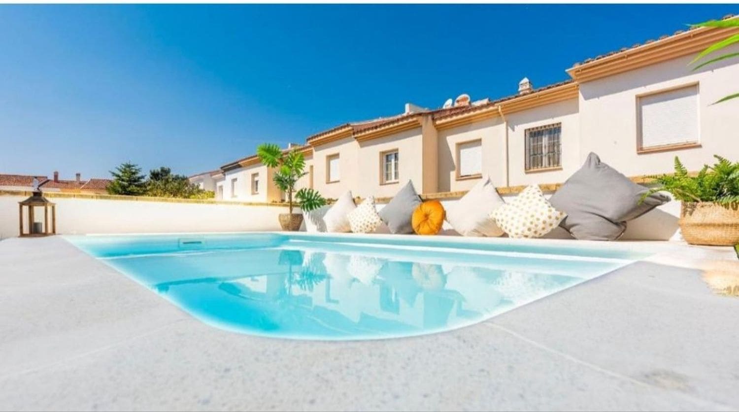 3 bedroom Townhouse for rent in Ronda with pool garage - € 900 (Ref: 9074654)