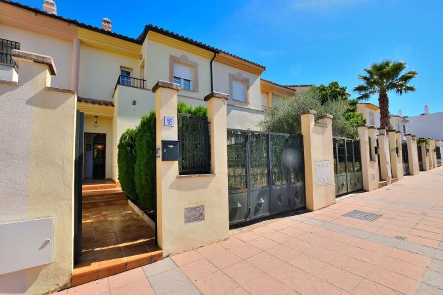 3 bedroom Townhouse for sale in Ronda with garage - € 235,000 (Ref: 9523920)