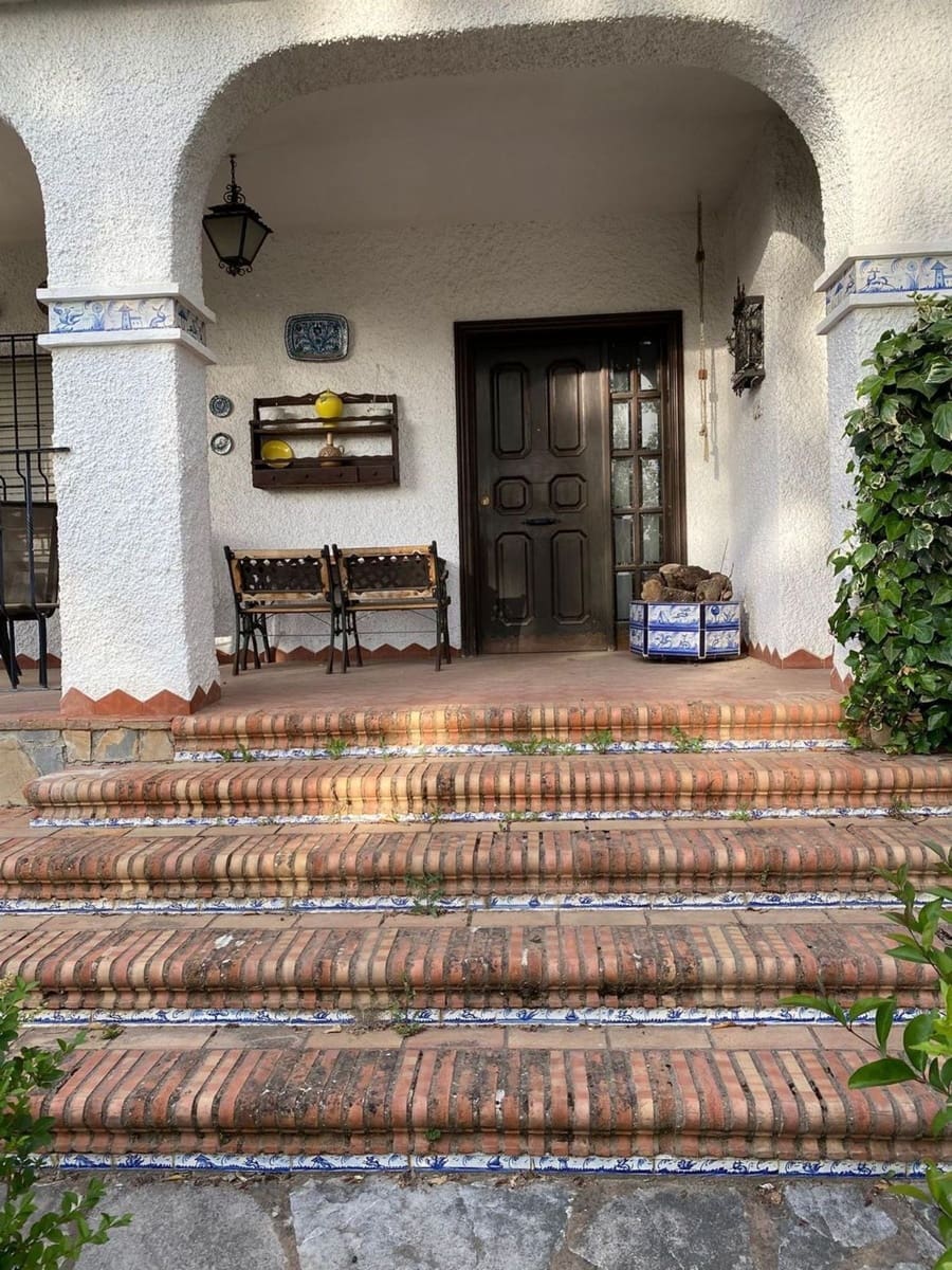 4 bedroom Villa for sale in Arriate with pool garage - € 680,000 (Ref: 9807528)