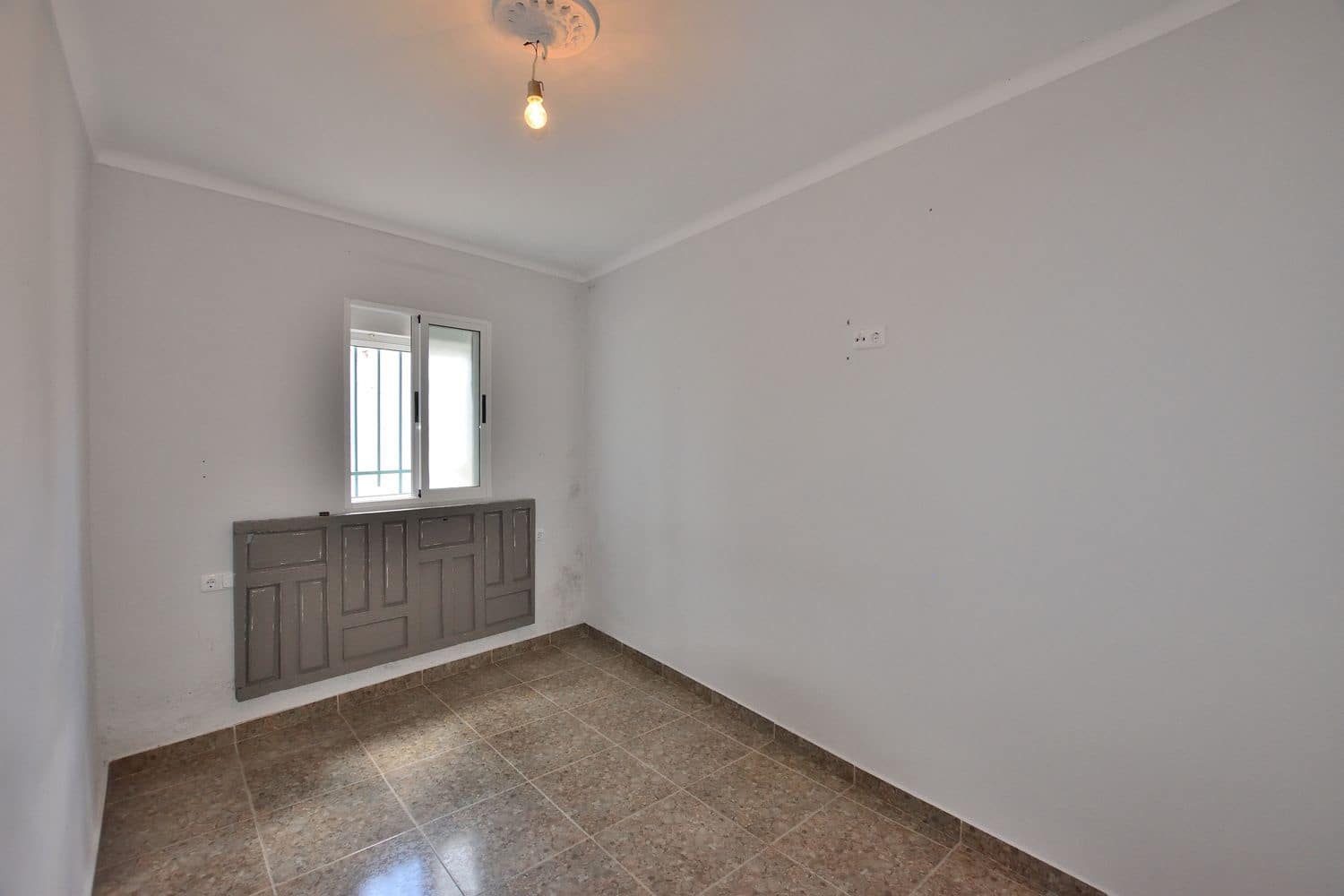 6 bedroom Townhouse for sale in Olvera with garage - € 85,000 (Ref: 9833207)