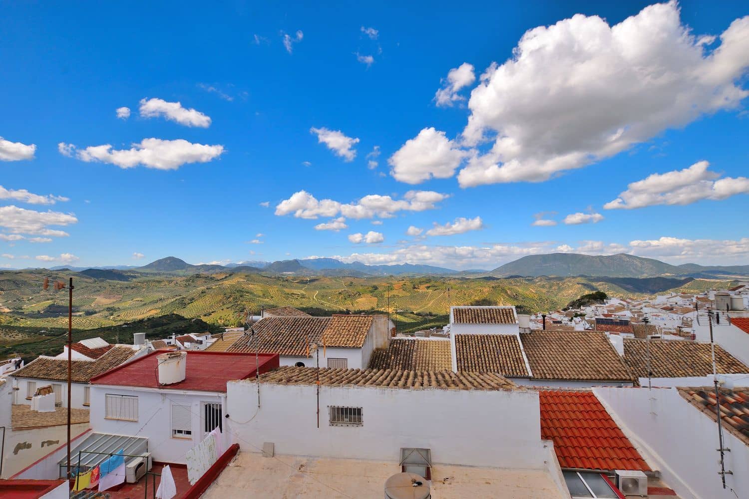 6 bedroom Townhouse for sale in Olvera with garage - € 85,000 (Ref: 9833207)