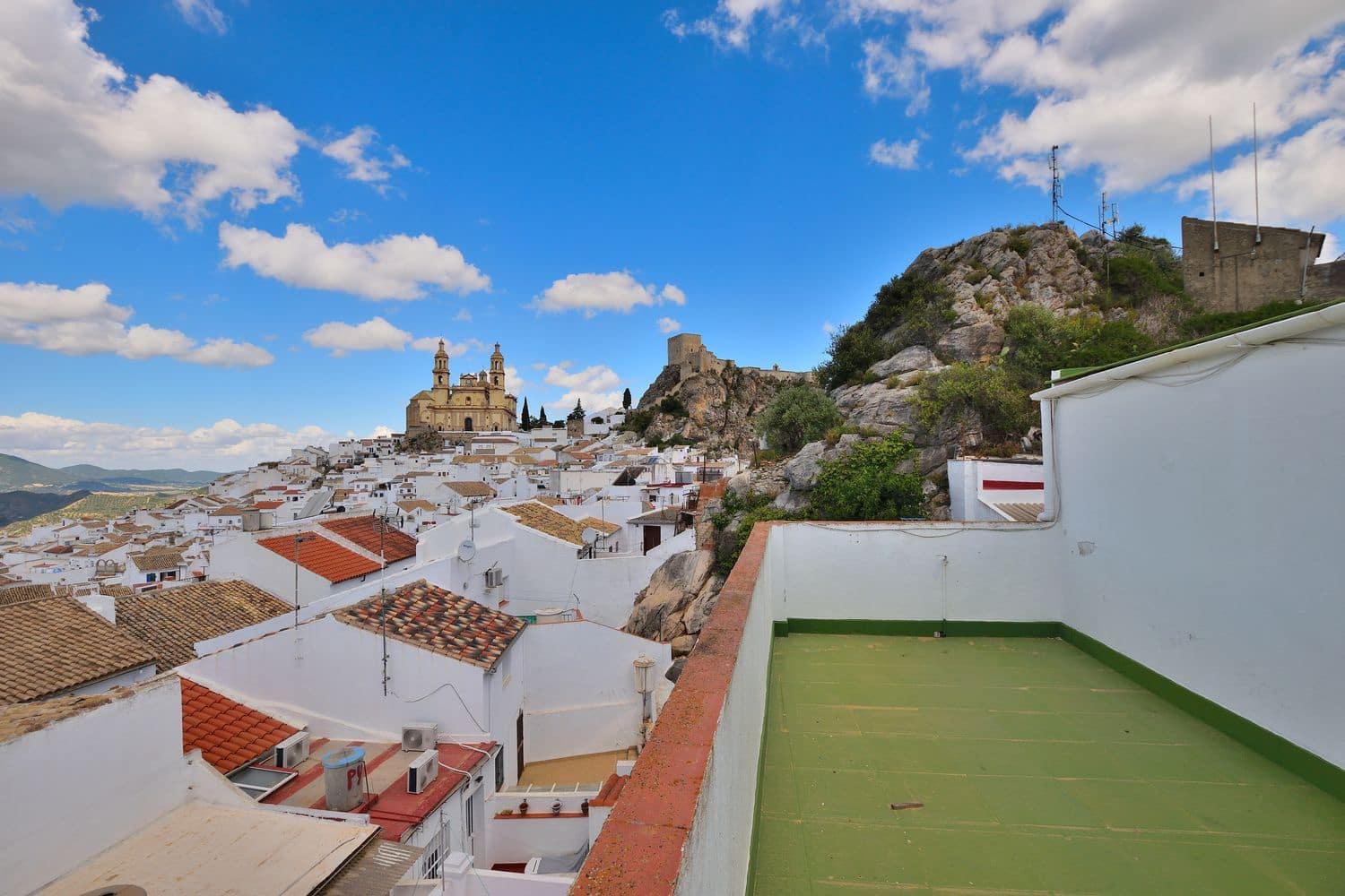 6 bedroom Townhouse for sale in Olvera with garage - € 85,000 (Ref: 9833207)