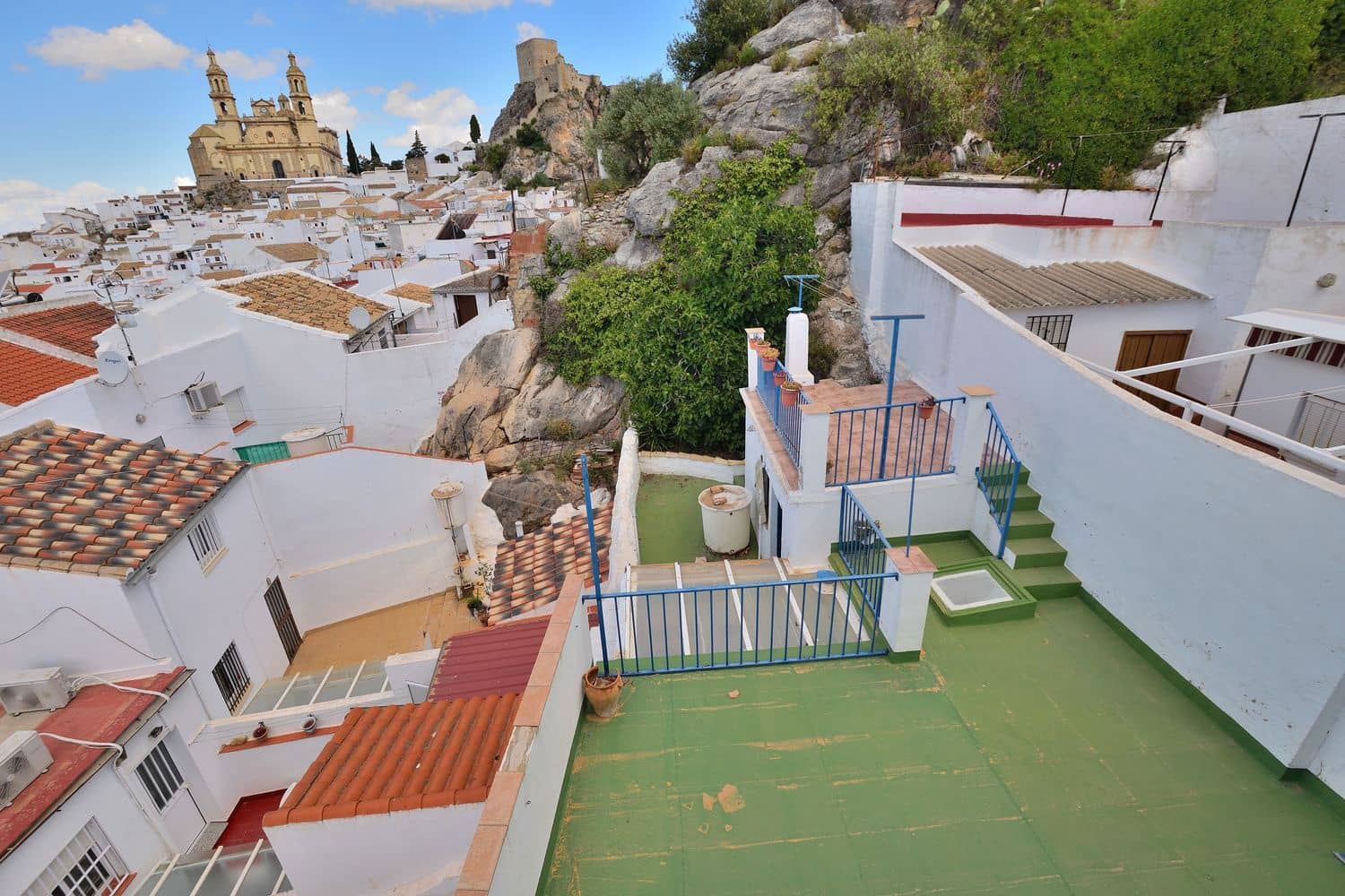 6 bedroom Townhouse for sale in Olvera with garage - € 85,000 (Ref: 9833207)