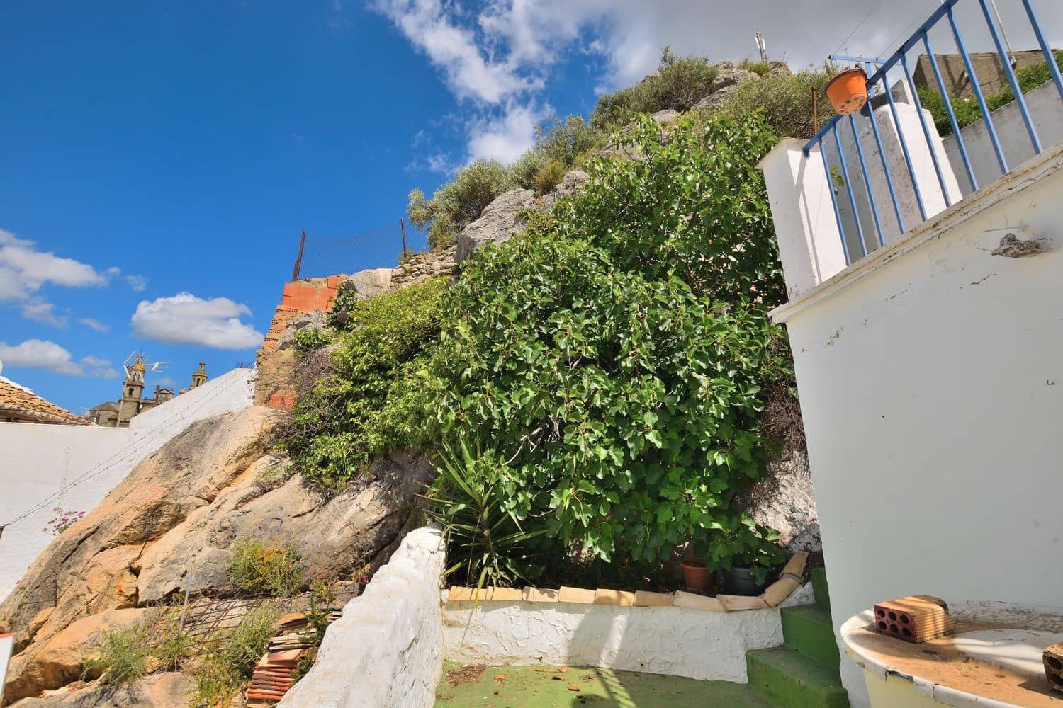 6 bedroom Townhouse for sale in Olvera with garage - € 85,000 (Ref: 9833207)