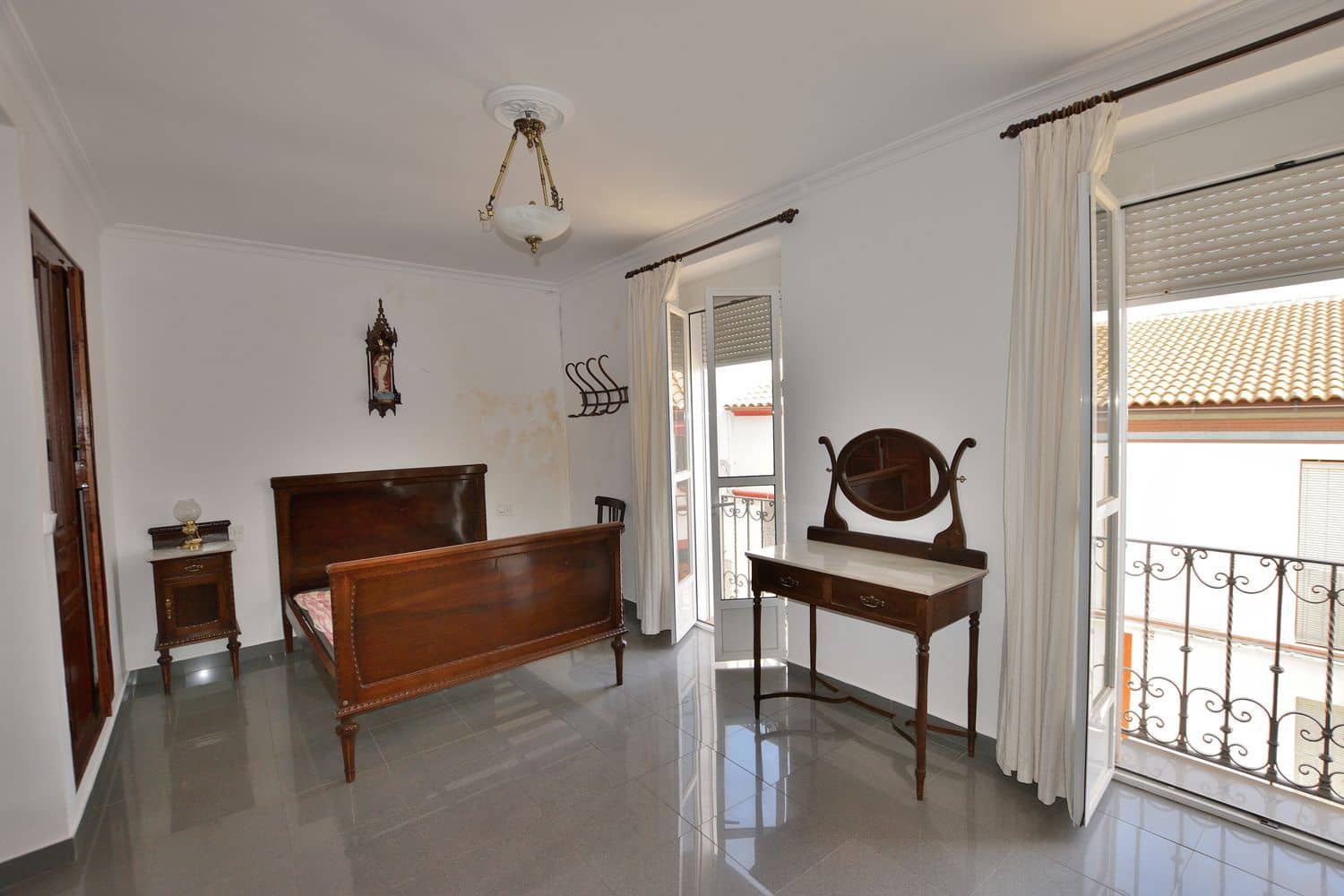 5 bedroom Townhouse for sale in Olvera with garage - € 125,000 (Ref: 9863995)