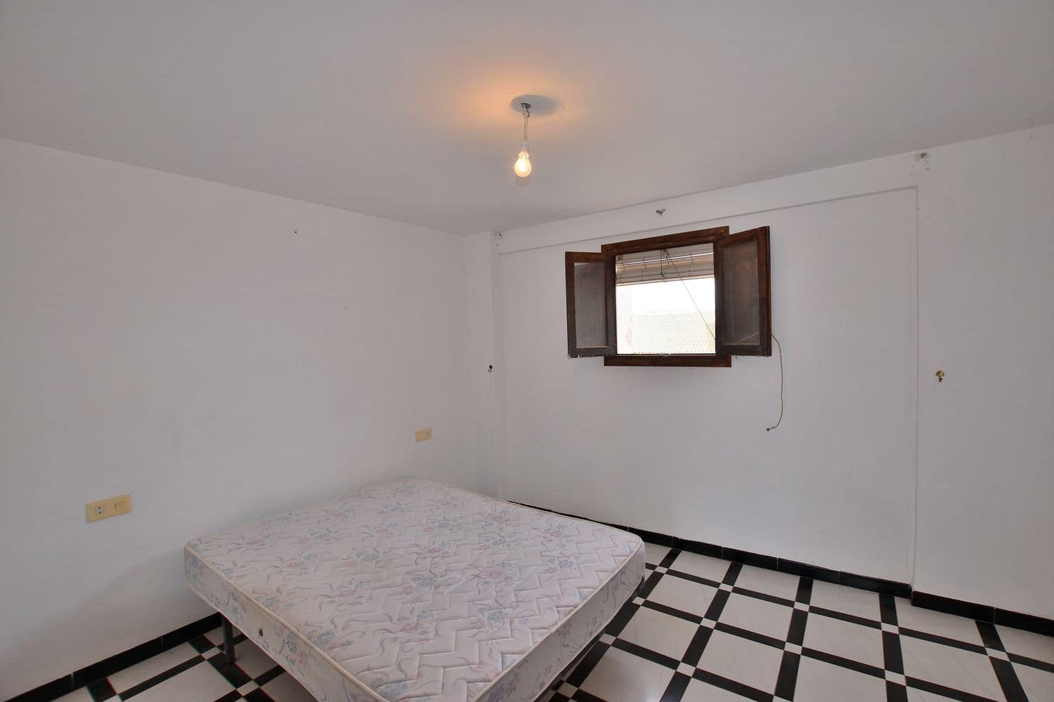 12 bedroom Townhouse for sale in Canete la Real with garage - € 110,000 (Ref: 9863996)