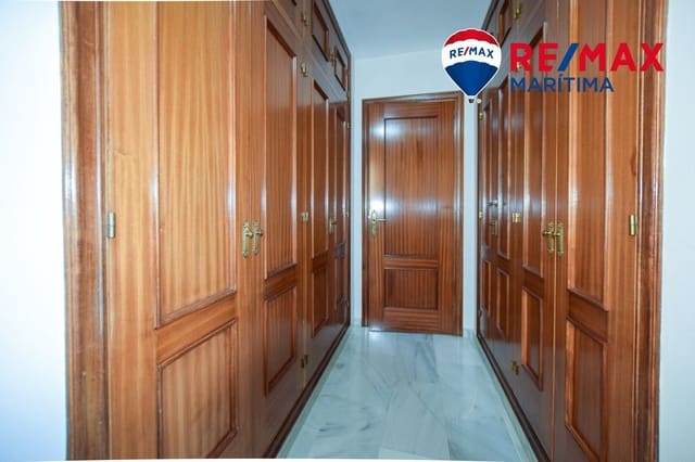 Piso de 3 habitaciones en Estepona en alquiler con garaje - 1.950 € (Ref: 9065282)