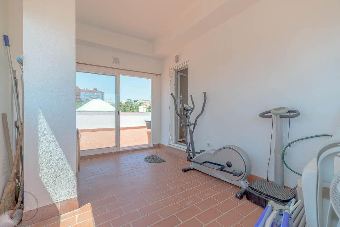 3 bedroom Penthouse for sale in Estepona with garage - € 565,000 (Ref: 9107156)