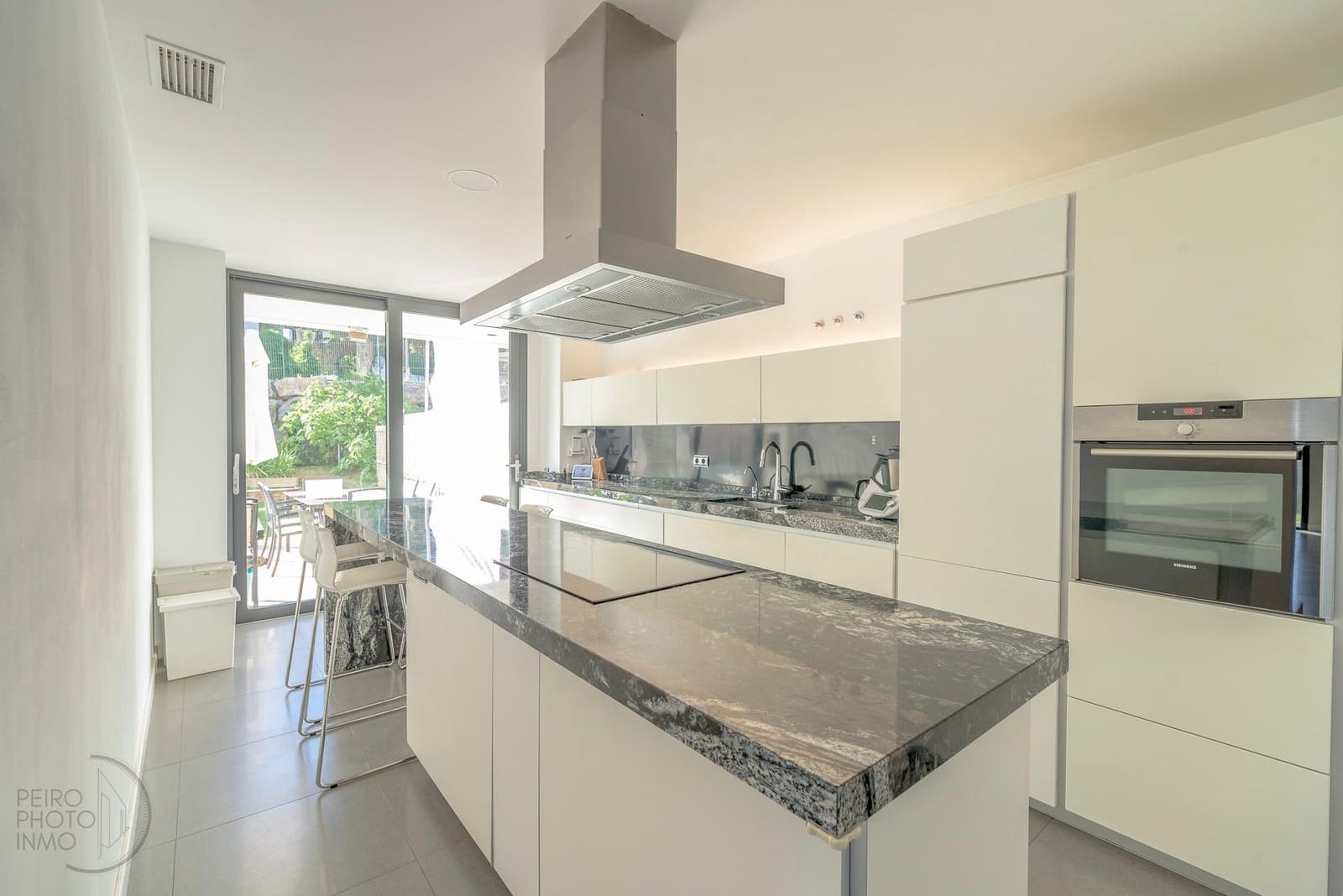 Villa/Maison Mitoyenne de 3 chambres à louer à Benahavis avec garage - 4 800 € (Ref: 9226715)