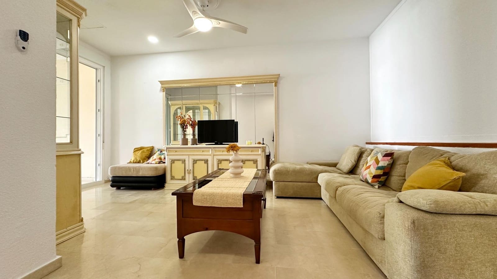 1 slaapkamer Commercieel te koop in New Golden Mile met zwembad - € 149.000 (Ref: 9255358)