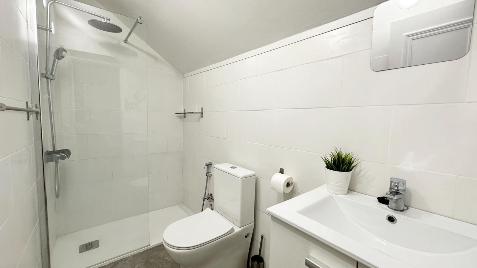 1 slaapkamer Commercieel te koop in New Golden Mile met zwembad - € 149.000 (Ref: 9255358)