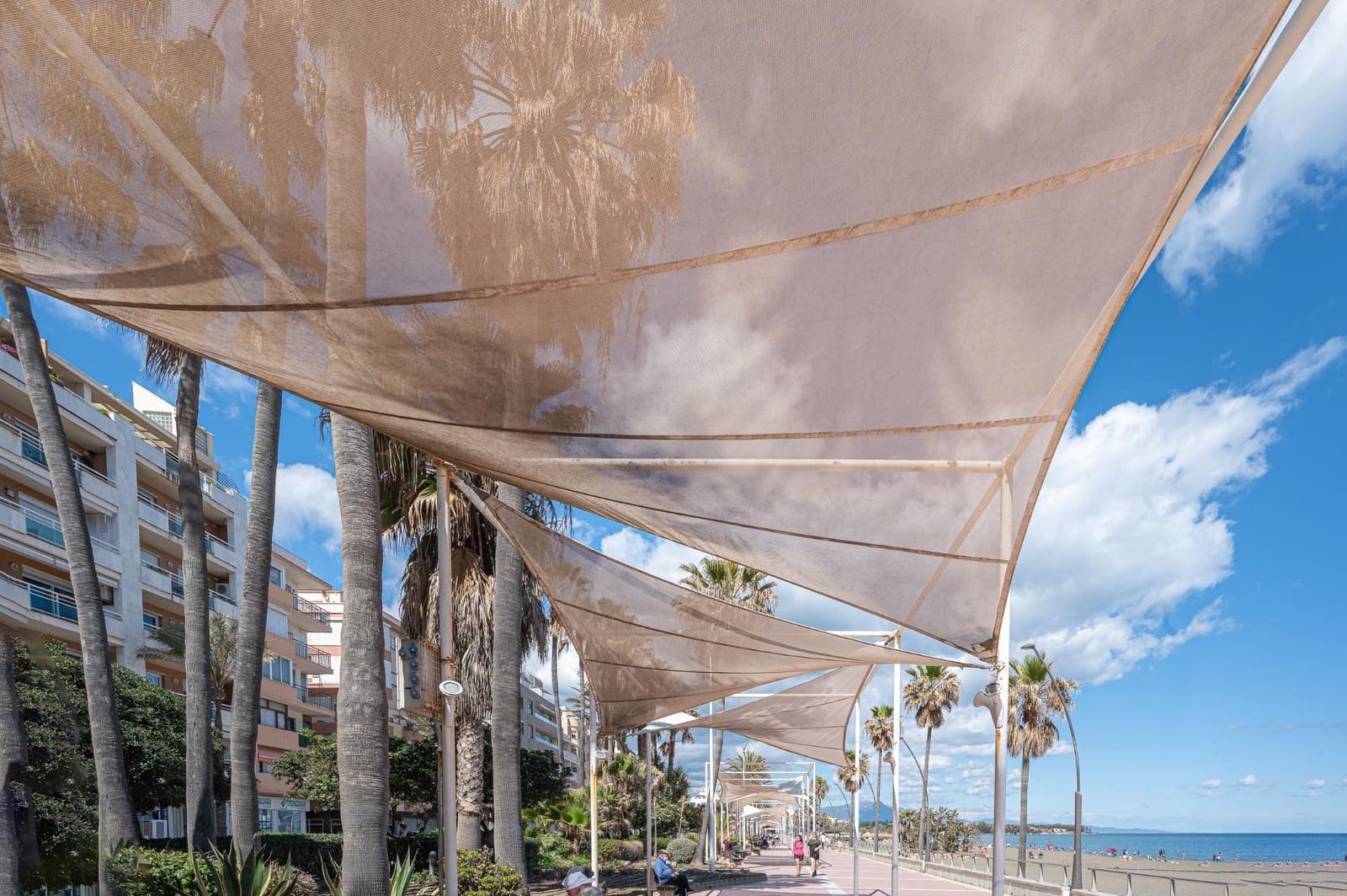 Piso de 3 habitaciones en Estepona en venta - 799.000 € (Ref: 9396094)