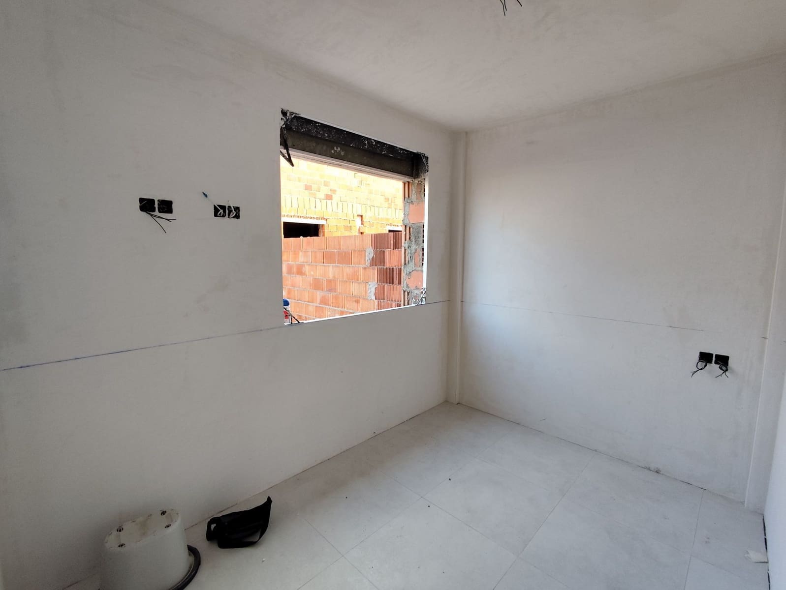 2 soveværelse Semi-Rækkehus til salg i Cox med swimmingpool garage - € 219.000 (Ref: 9004739)