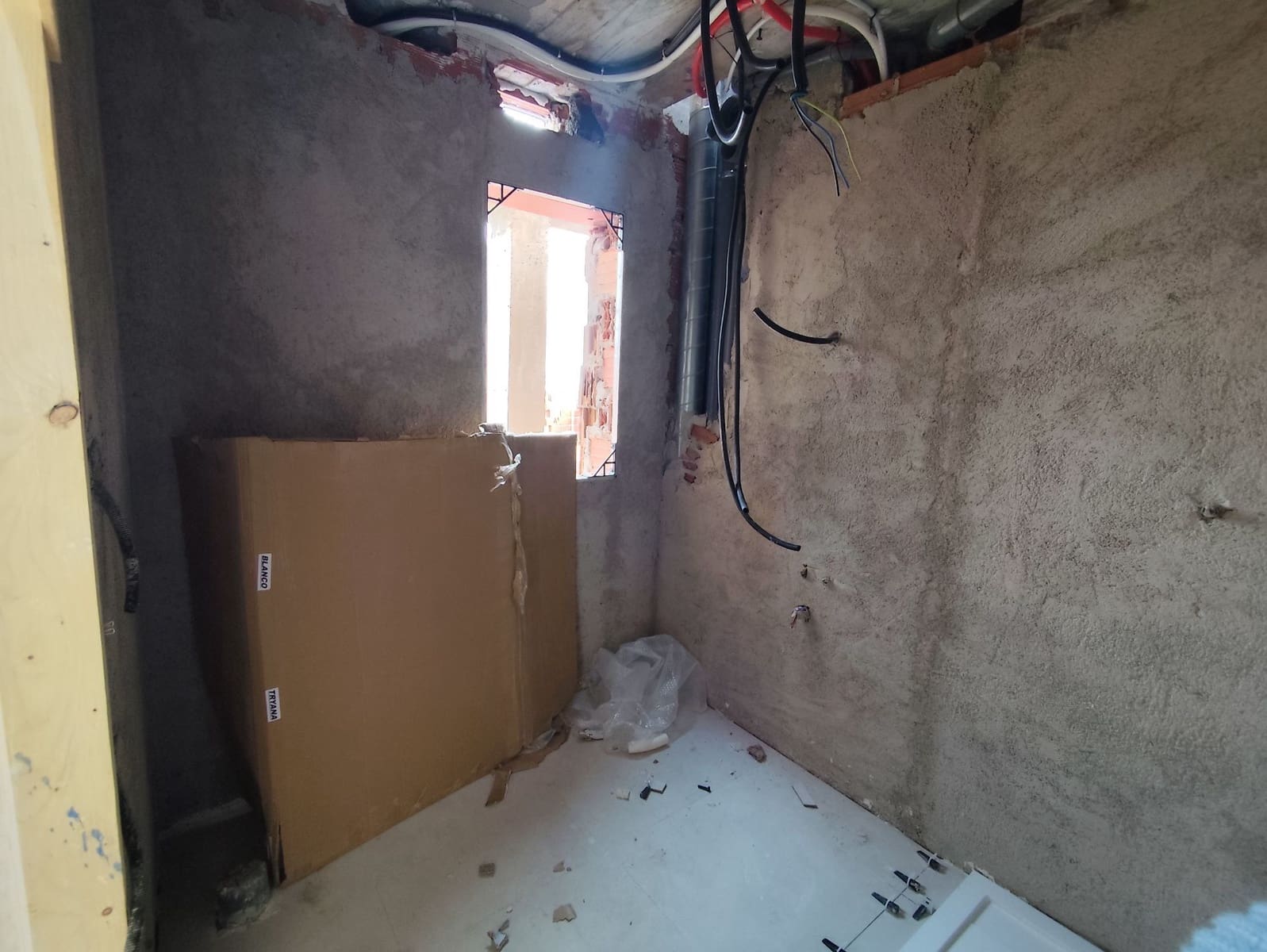 2 soveværelse Semi-Rækkehus til salg i Cox med swimmingpool garage - € 219.000 (Ref: 9004739)