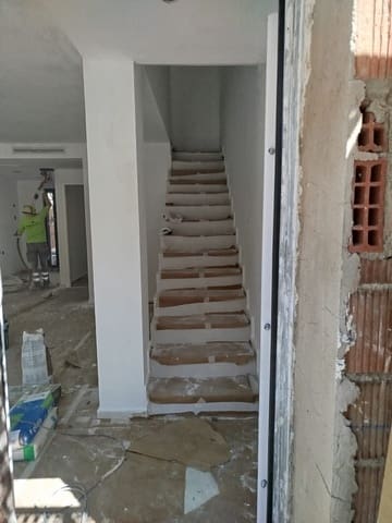 2 soverom Kjedet enebolig til salgs i Cox med svømmebasseng garasje - € 219 000 (Ref: 9004739)