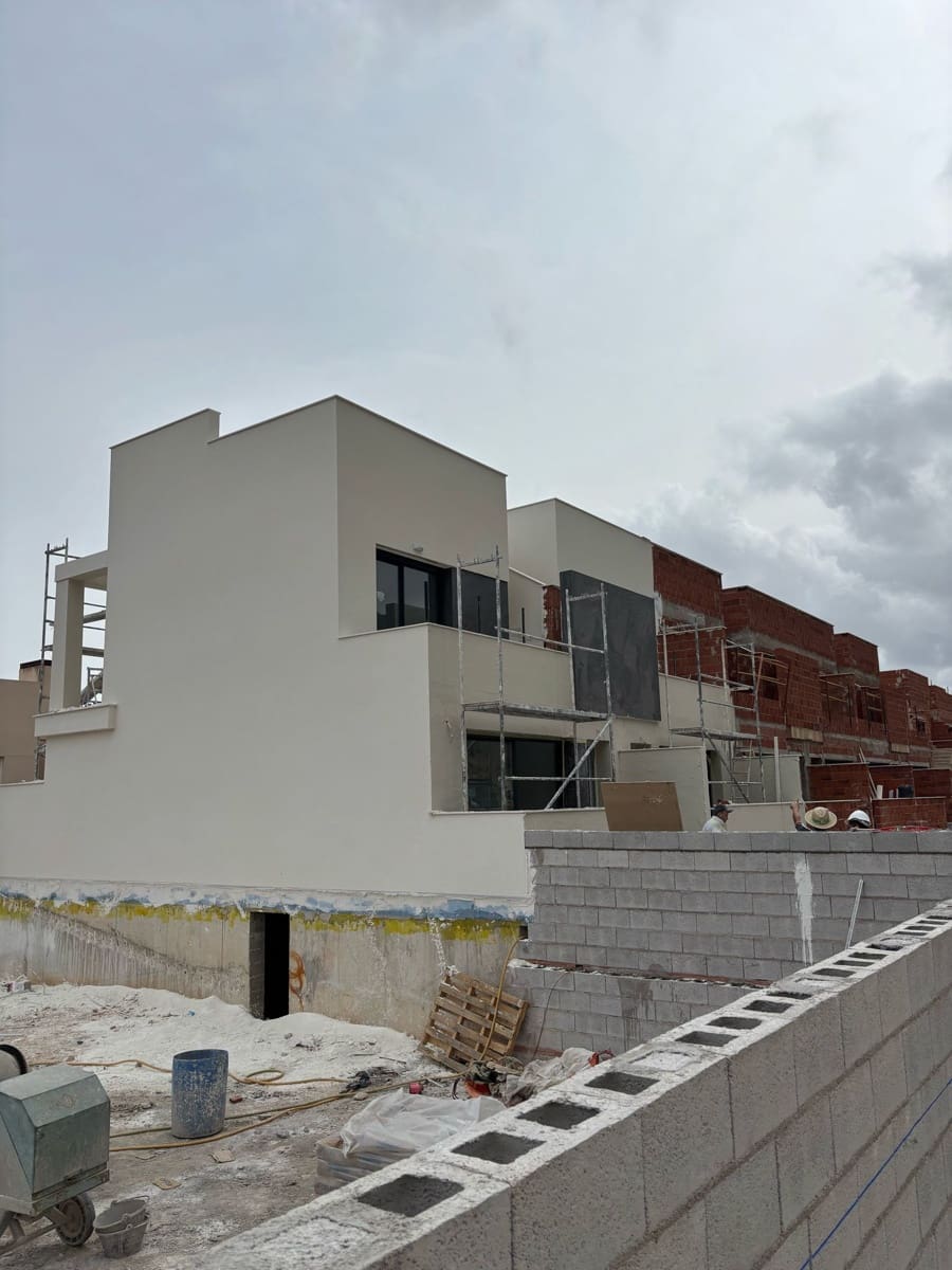 2 soveværelse Semi-Rækkehus til salg i Cox med swimmingpool garage - € 219.000 (Ref: 9004739)