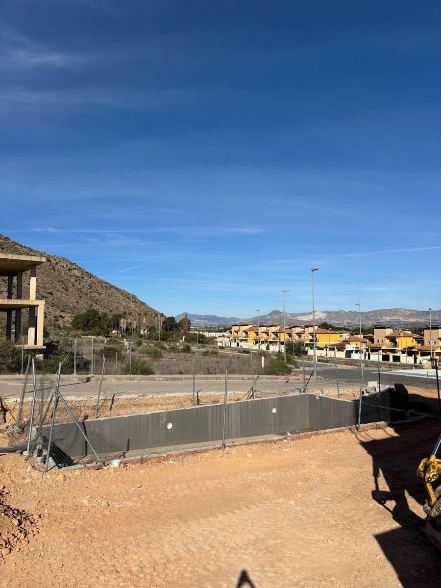 2 soveværelse Semi-Rækkehus til salg i Cox med swimmingpool garage - € 219.000 (Ref: 9004739)