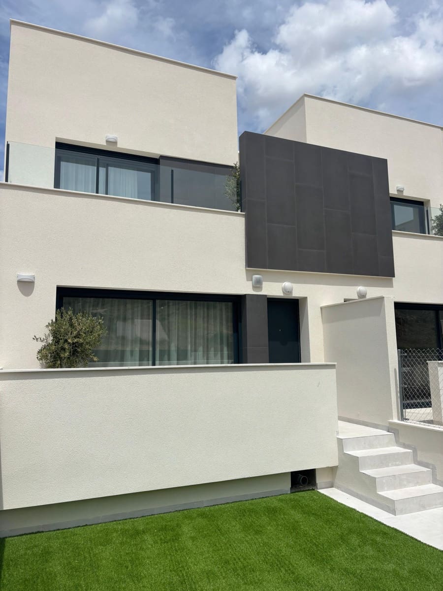 2 soveværelse Semi-Rækkehus til salg i Cox med swimmingpool garage - € 219.000 (Ref: 9004739)