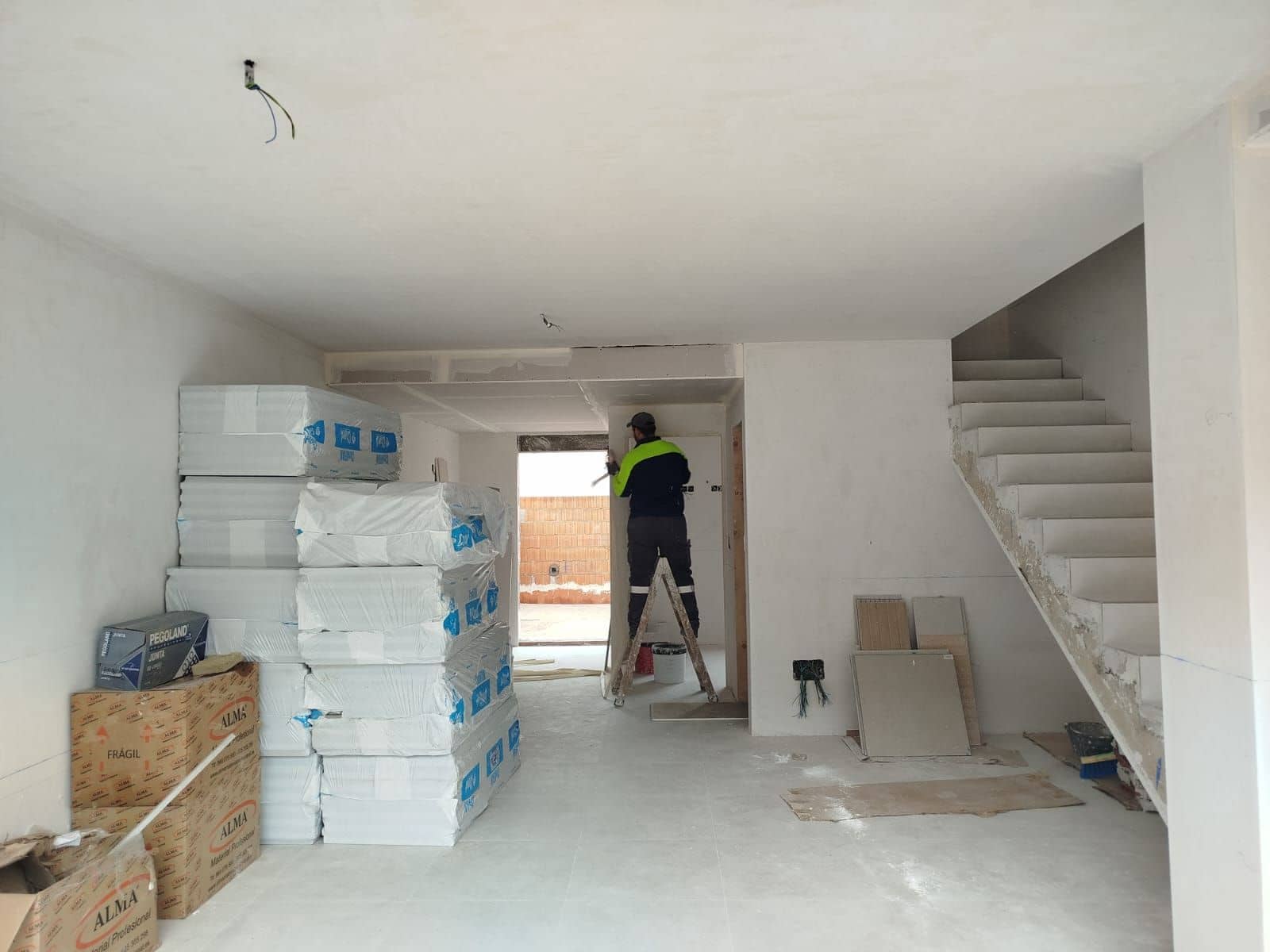 2 soveværelse Semi-Rækkehus til salg i Cox med swimmingpool garage - € 219.000 (Ref: 9004739)