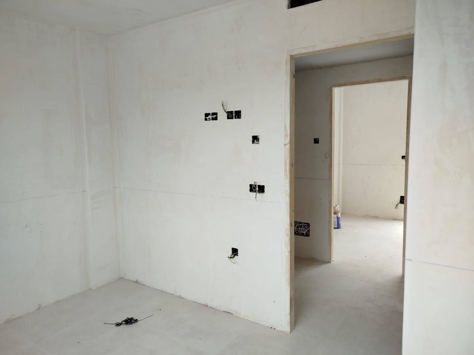 2 soveværelse Semi-Rækkehus til salg i Cox med swimmingpool garage - € 219.000 (Ref: 9004739)