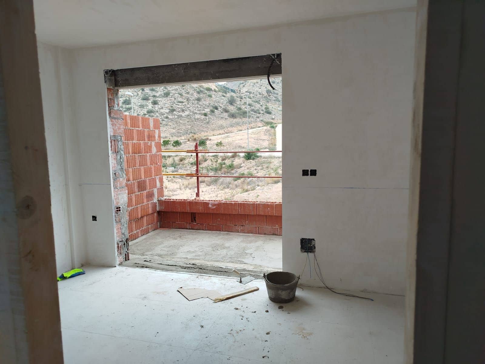 2 soveværelse Semi-Rækkehus til salg i Cox med swimmingpool garage - € 219.000 (Ref: 9004739)