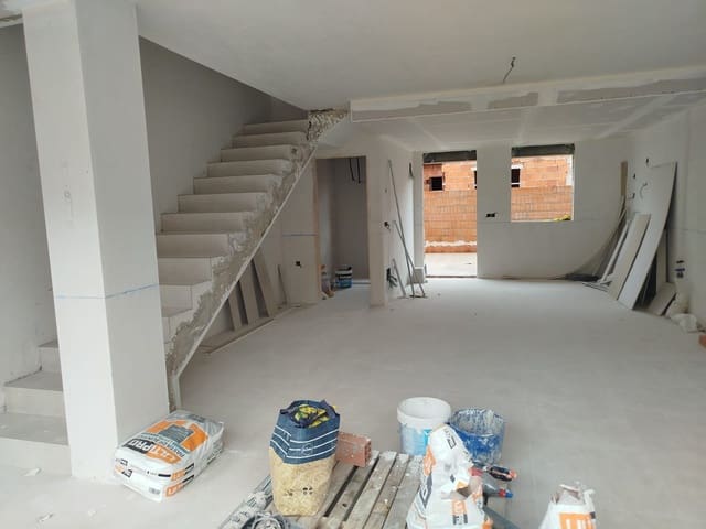 2 soverom Kjedet enebolig til salgs i Cox med svømmebasseng garasje - € 219 000 (Ref: 9004739)