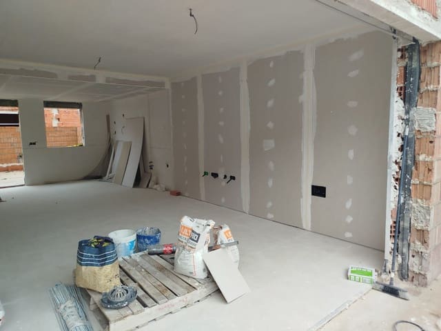 2 soverom Kjedet enebolig til salgs i Cox med svømmebasseng garasje - € 219 000 (Ref: 9004739)