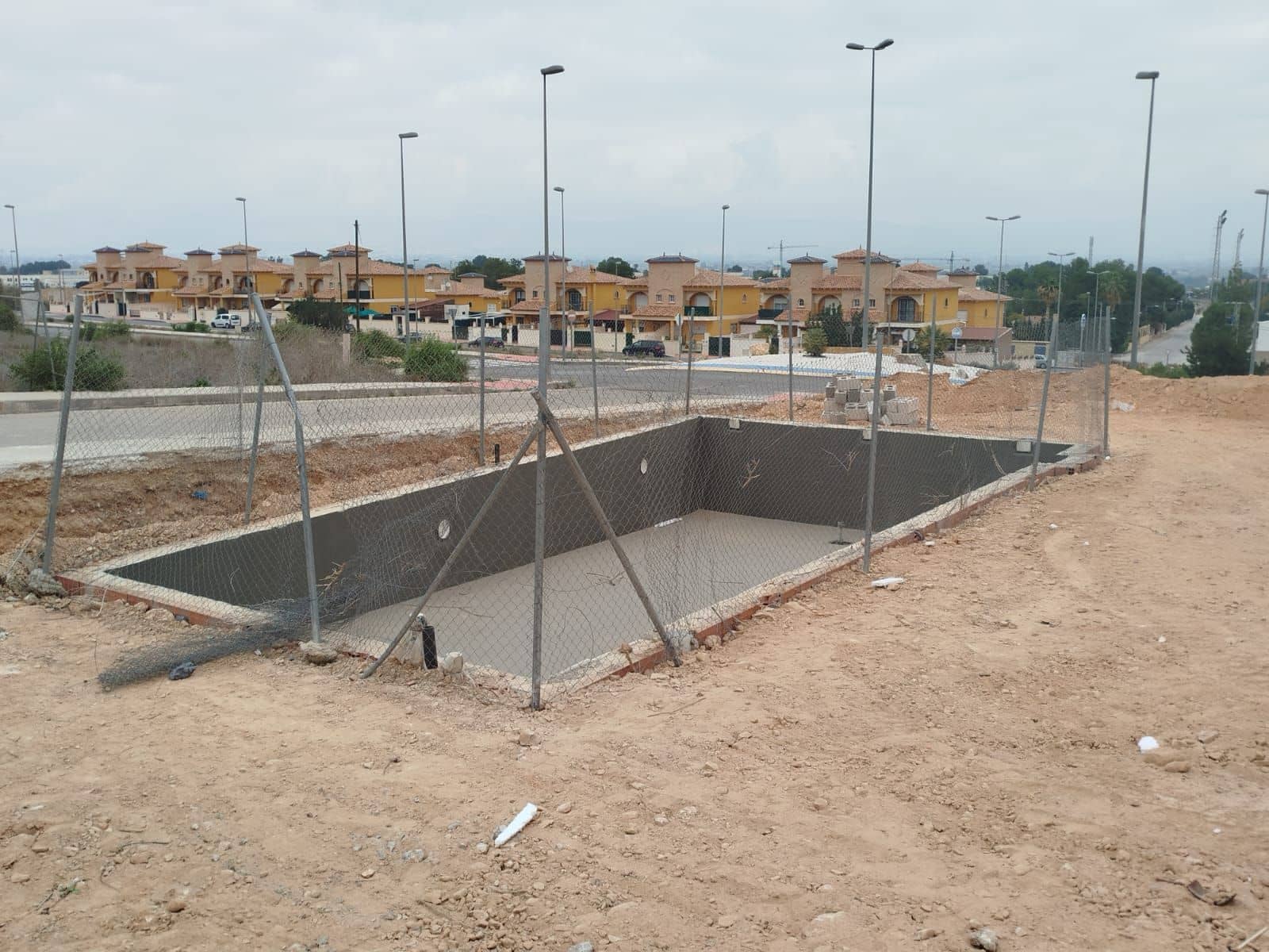 2 soveværelse Semi-Rækkehus til salg i Cox med swimmingpool garage - € 219.000 (Ref: 9004739)