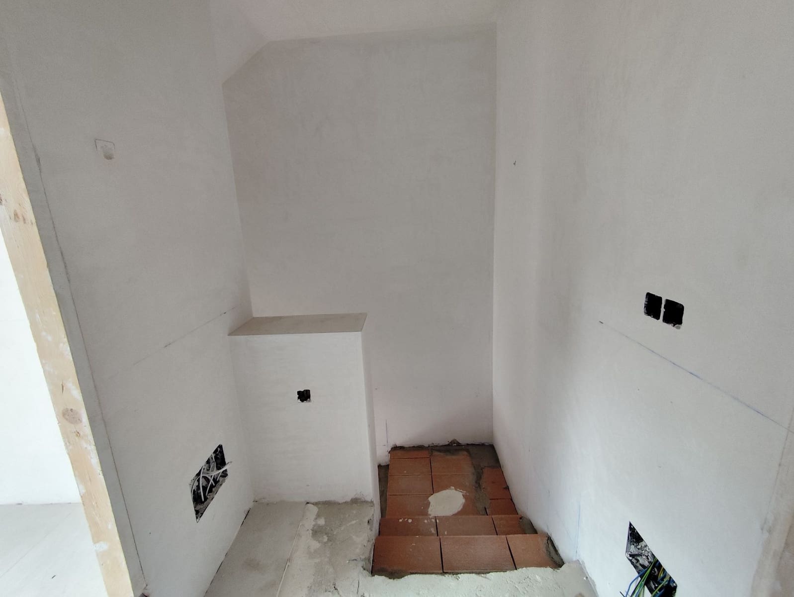 2 soveværelse Semi-Rækkehus til salg i Cox med swimmingpool garage - € 219.000 (Ref: 9004739)