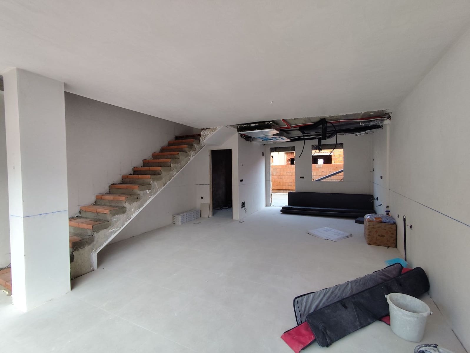 2 soveværelse Semi-Rækkehus til salg i Cox med swimmingpool garage - € 219.000 (Ref: 9004739)