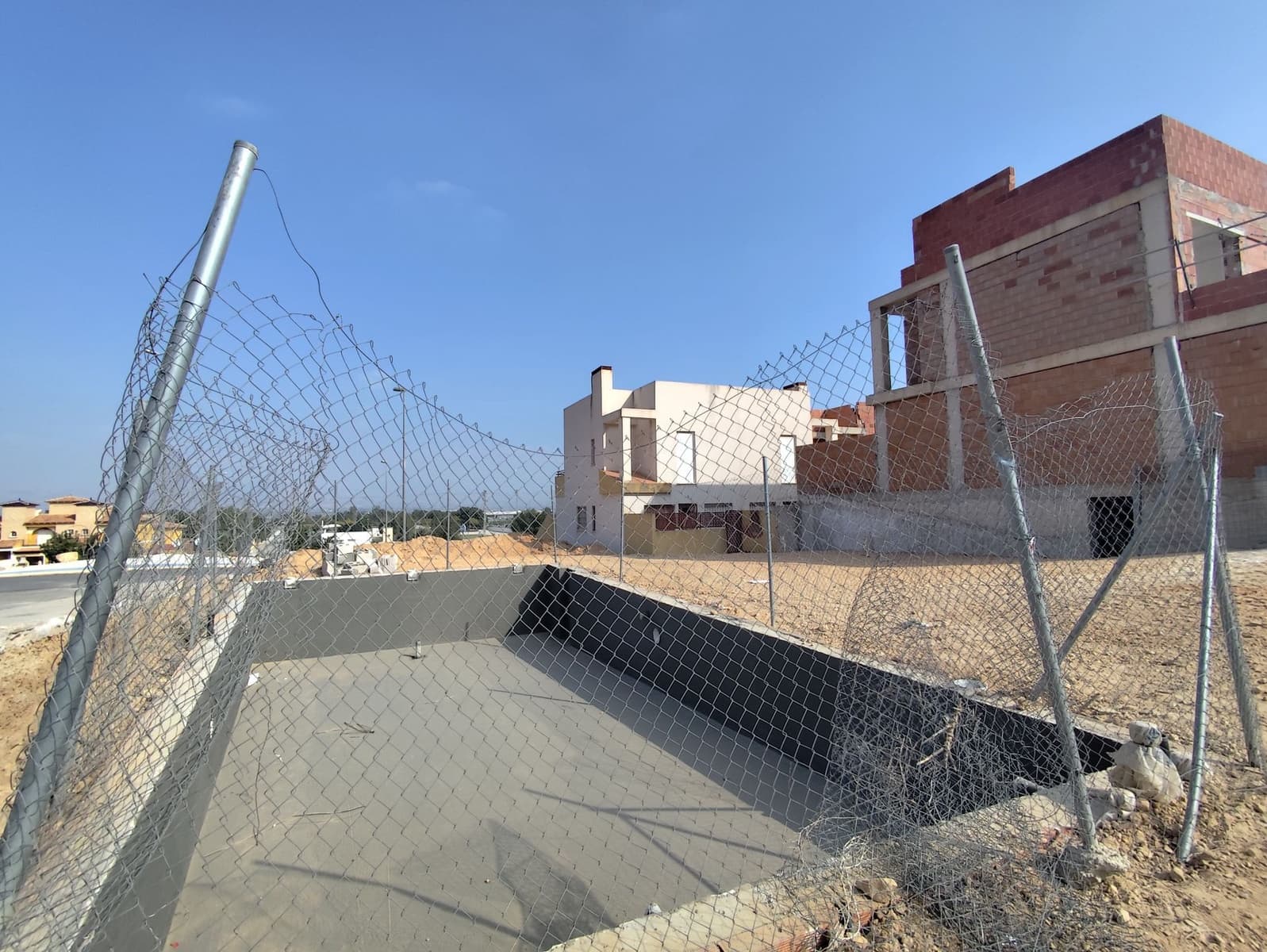 2 soveværelse Semi-Rækkehus til salg i Cox med swimmingpool garage - € 219.000 (Ref: 9004739)