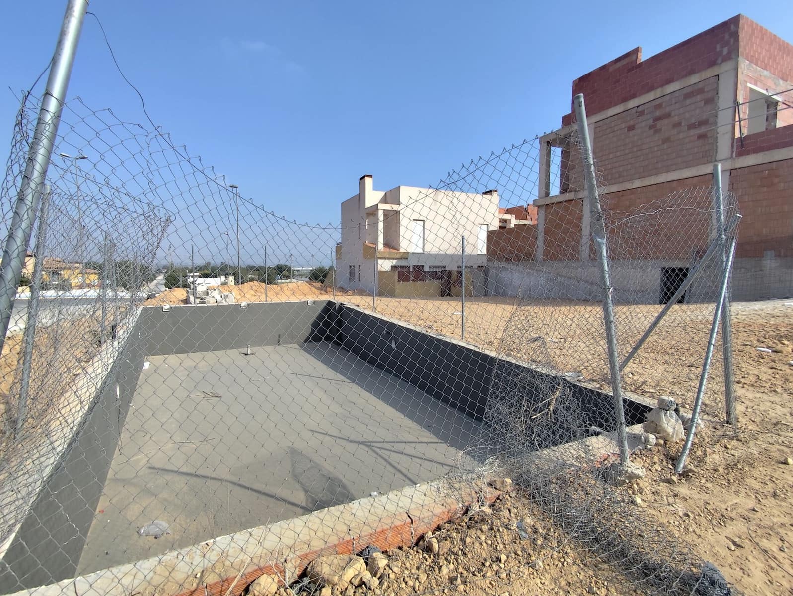 2 soveværelse Semi-Rækkehus til salg i Cox med swimmingpool garage - € 219.000 (Ref: 9004739)