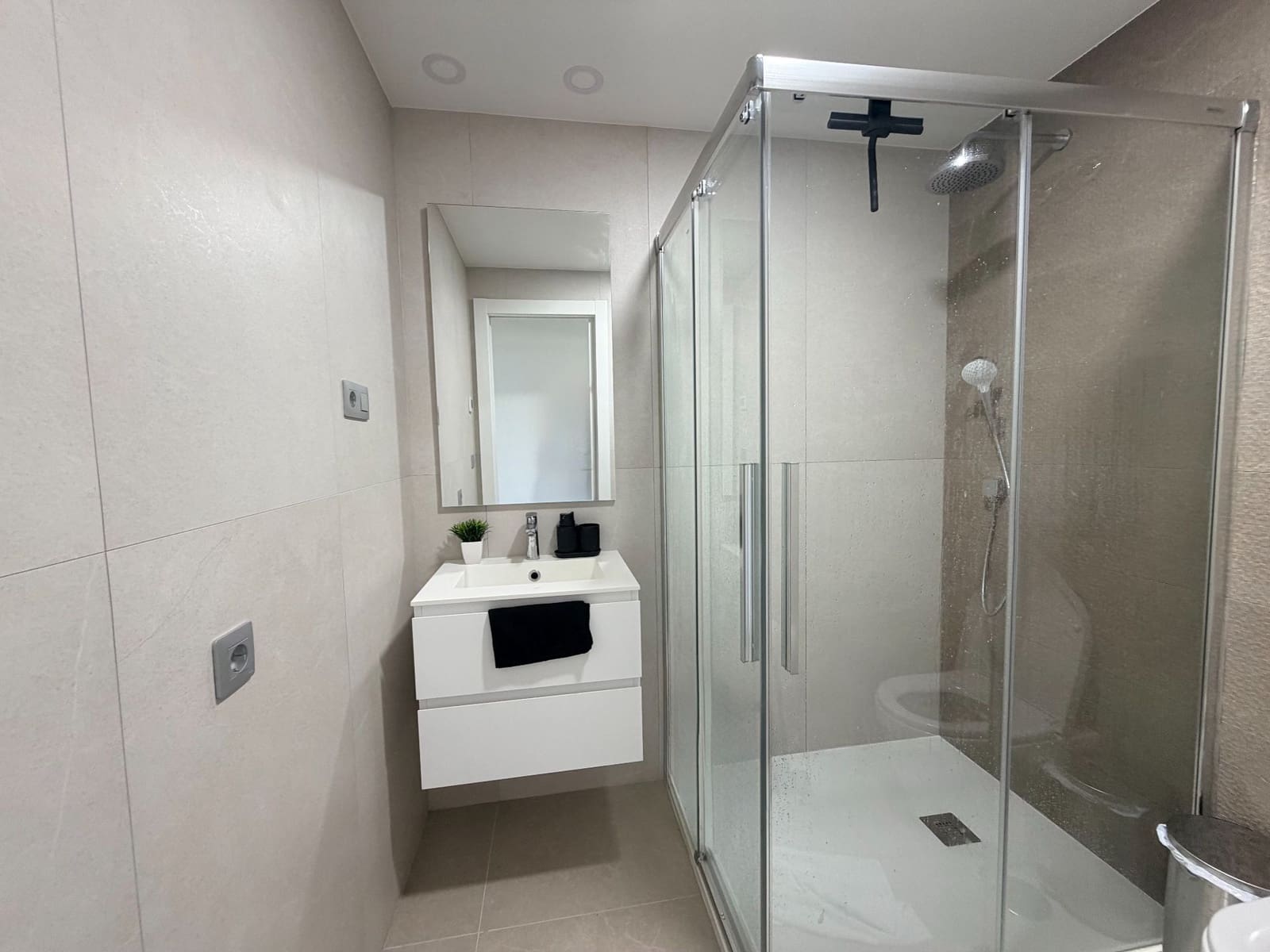 Appartement de 2 chambres à louer à Benidorm avec piscine garage - 2 200 € (Ref: 10008376)