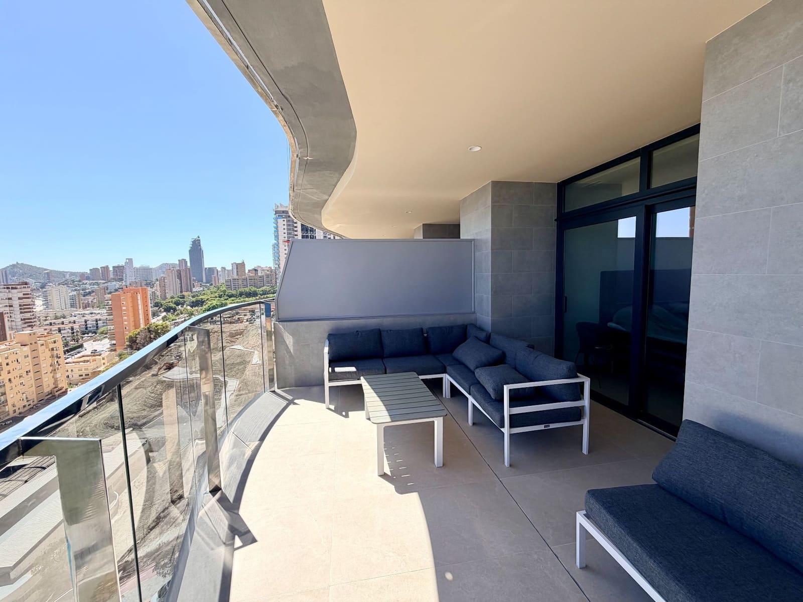 Appartement de 2 chambres à louer à Benidorm avec piscine garage - 2 200 € (Ref: 10008376)