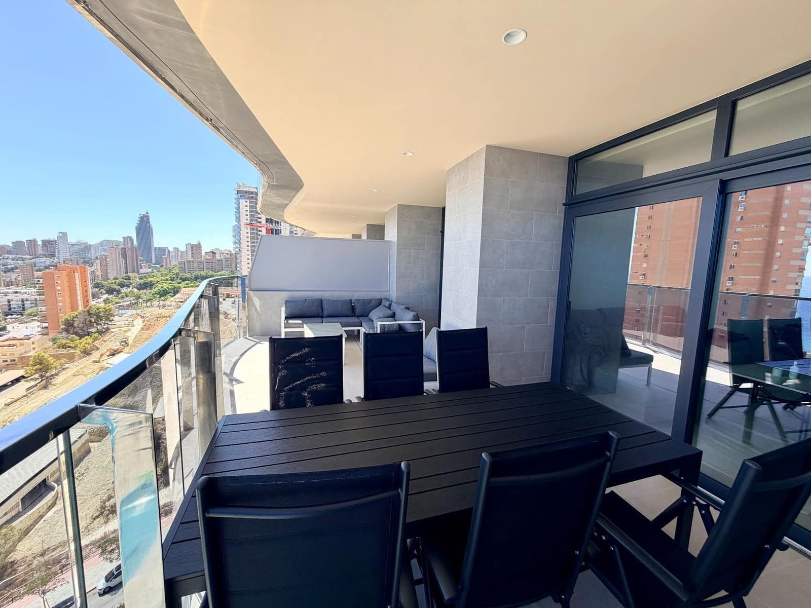 Appartement de 2 chambres à louer à Benidorm avec piscine garage - 2 200 € (Ref: 10008376)