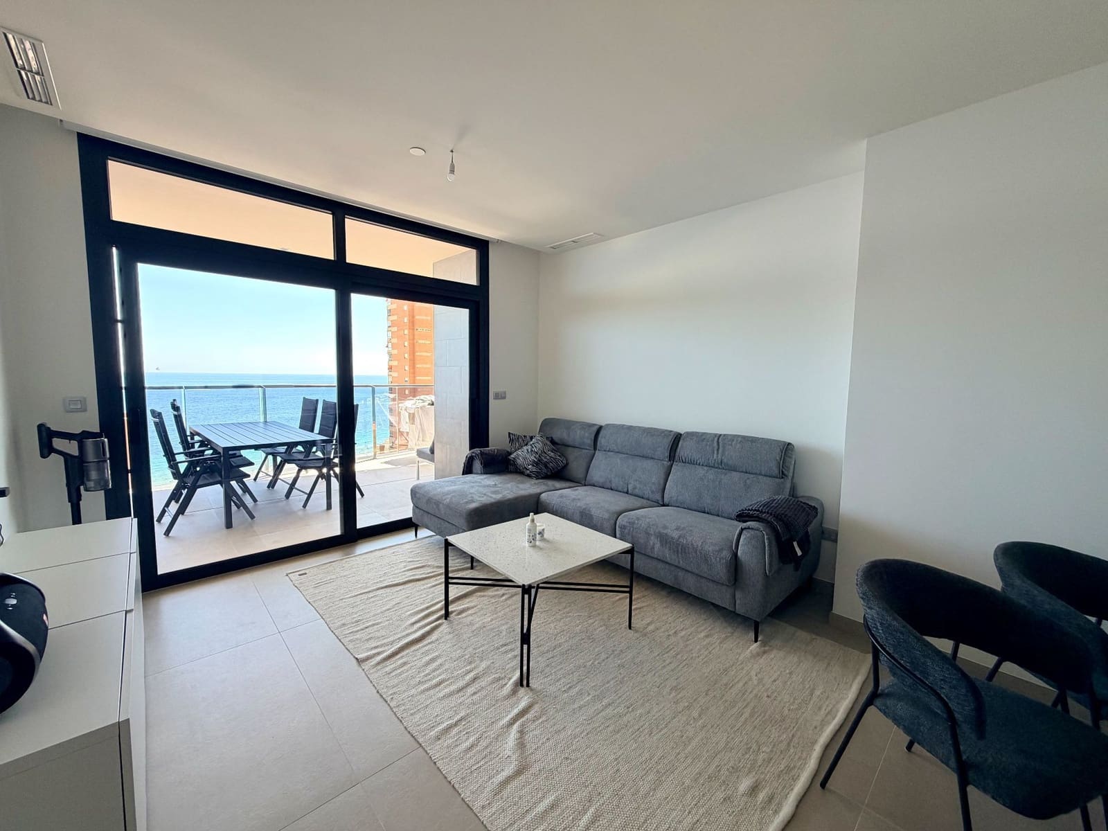 Appartement de 2 chambres à louer à Benidorm avec piscine garage - 2 200 € (Ref: 10008376)