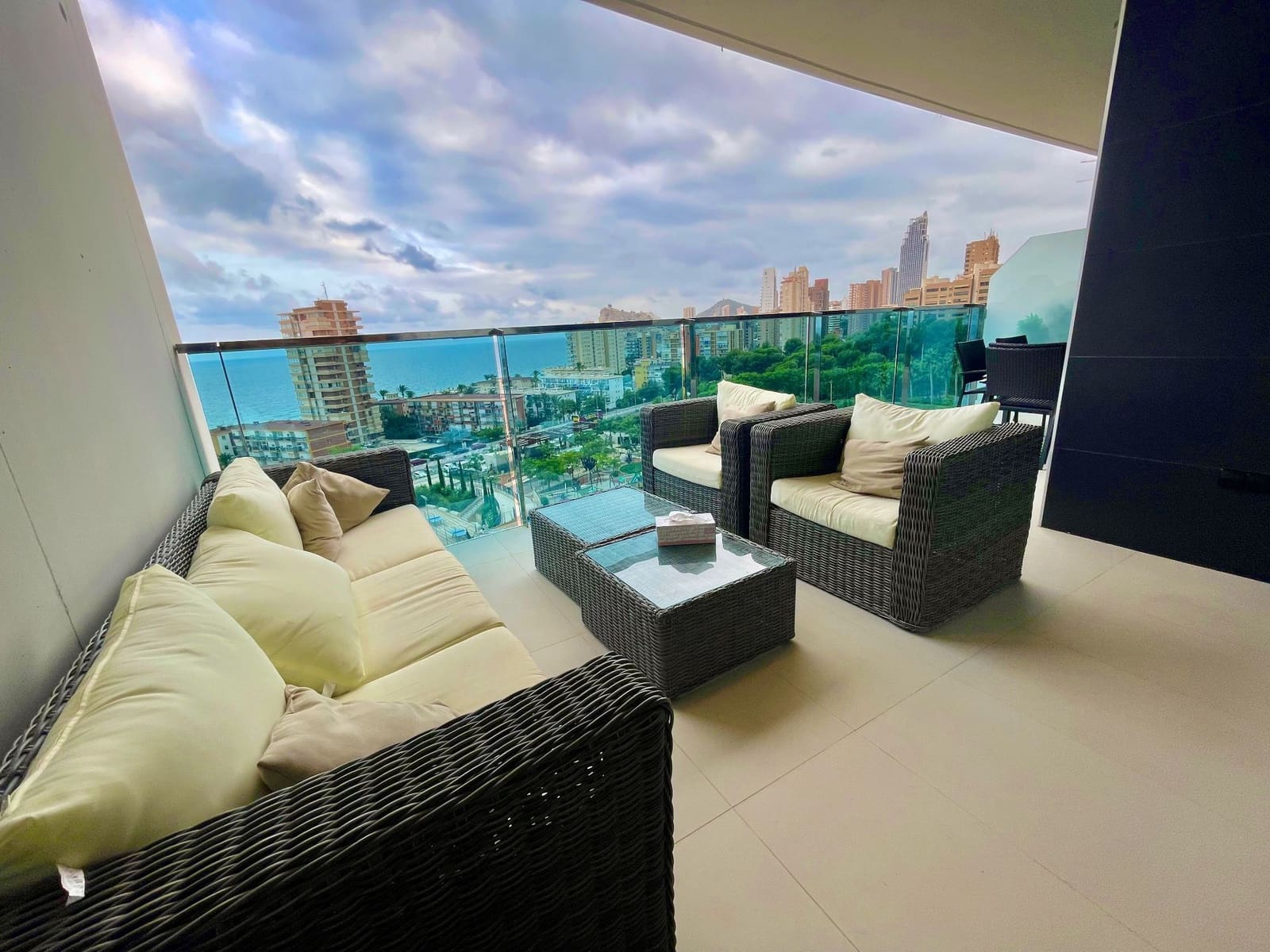 2 bedroom Apartment for rent in Benidorm with pool garage - € 2,000 (Ref: 6996802)