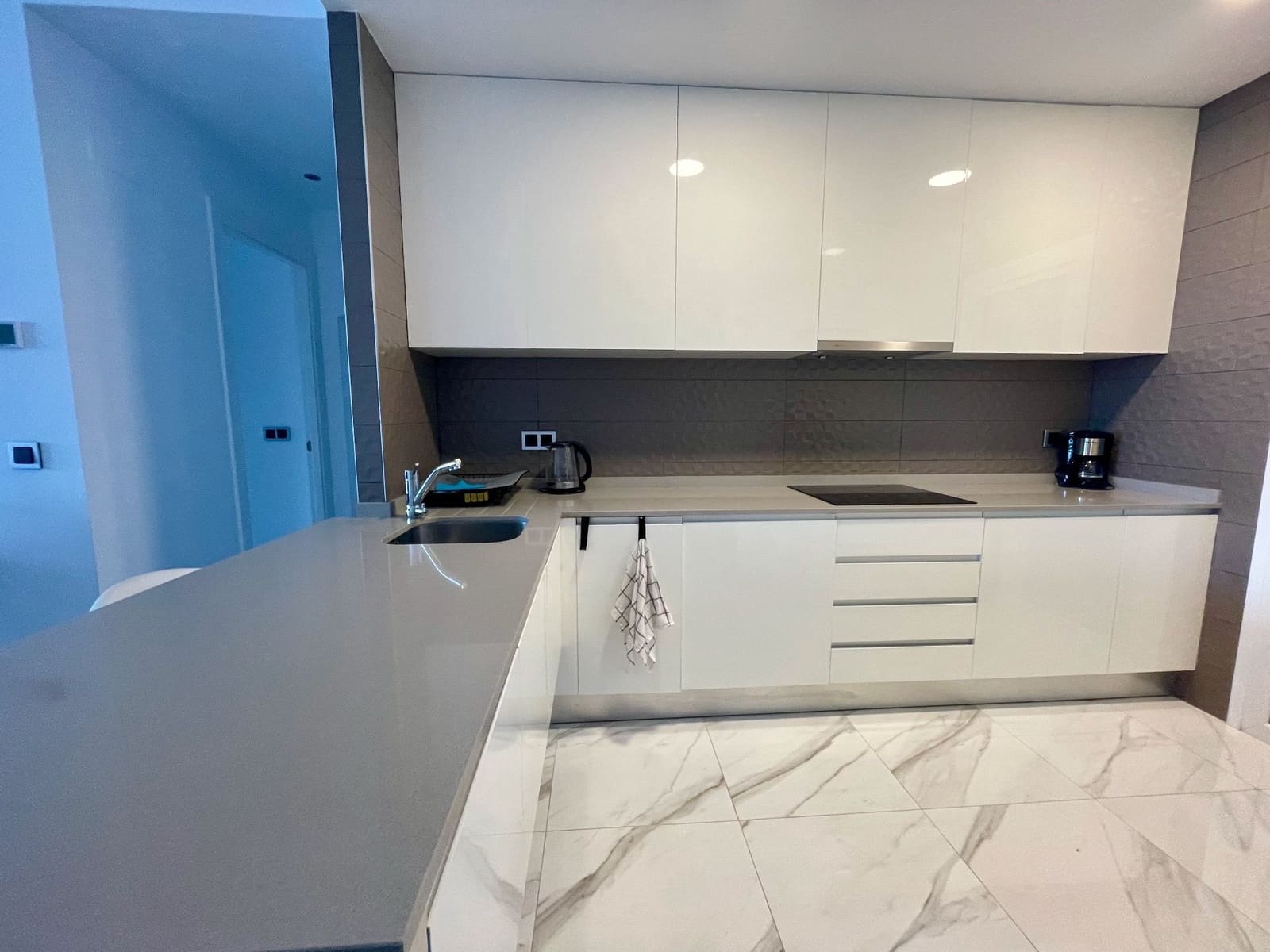 2 bedroom Apartment for rent in Benidorm with pool garage - € 2,000 (Ref: 6996802)