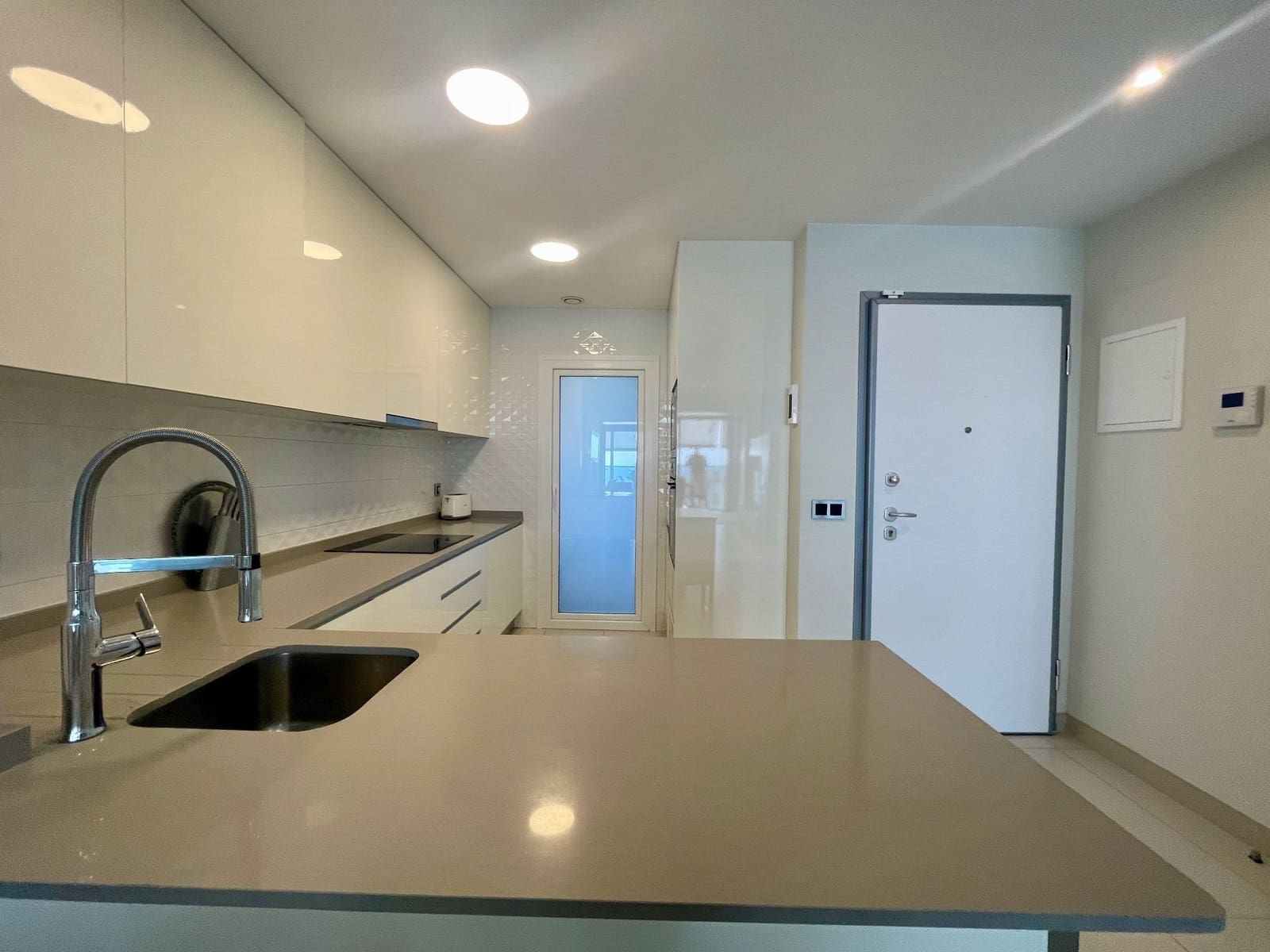 2 soveværelse Lejlighed til leje i Benidorm med swimmingpool garage - € 1.900 (Ref: 7167734)