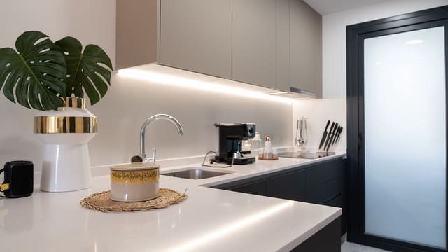 Apartamento de 2 habitaciones en Benidorm en venta con piscina garaje - 411.000 € (Ref: 7548194)