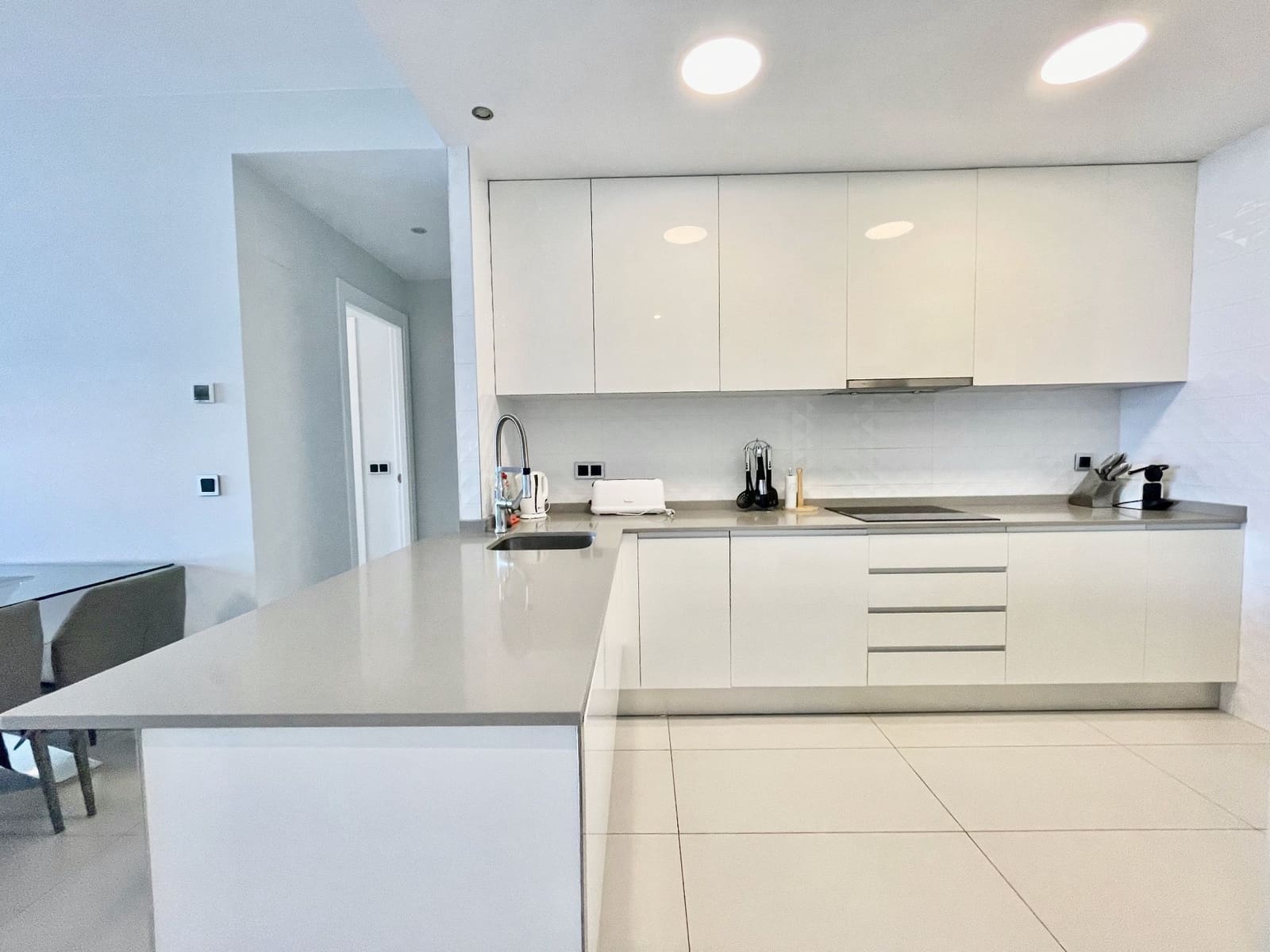 Apartamento de 2 habitaciones en Benidorm en alquiler con piscina garaje - 2.700 € (Ref: 7748442)