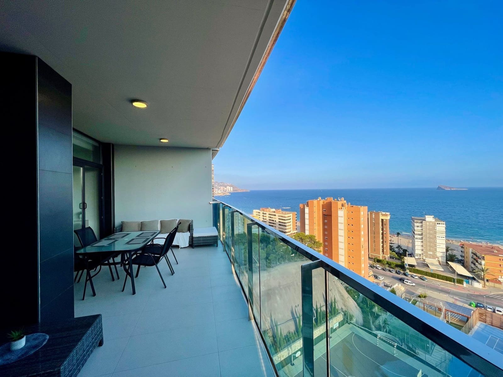 Apartamento de 2 habitaciones en Benidorm en alquiler con piscina garaje - 2.700 € (Ref: 7748442)